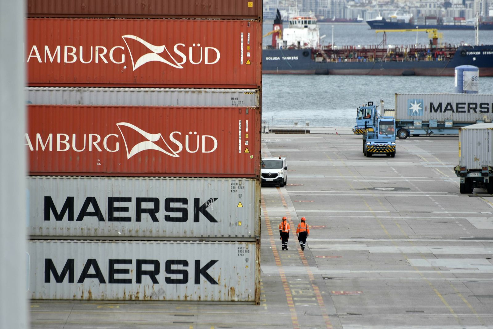 Dos estibadores caminan por la terminal de contenedores de APM Terminals Algeciras.