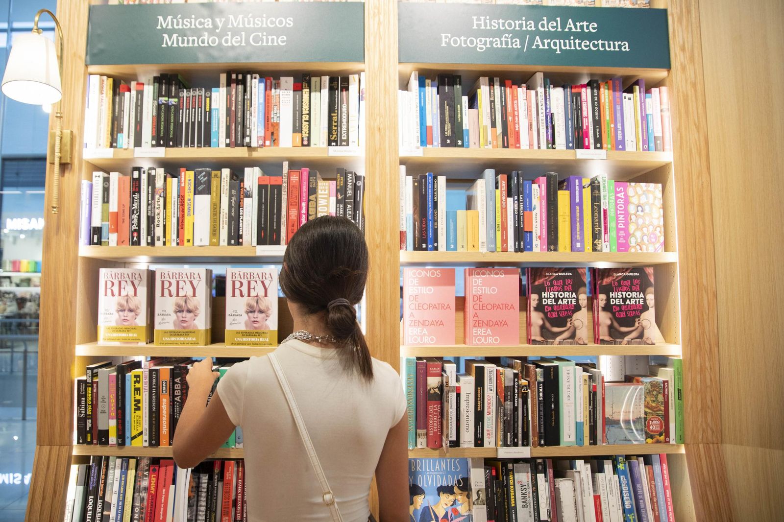 Las imágenes de la apertura de la Casa del Libro en el Centro Comercial Torrecárdenas de Almería