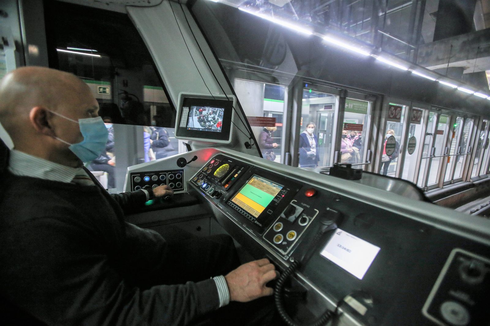 Un conductor del Metro de Sevilla se acerca a los andenes.
