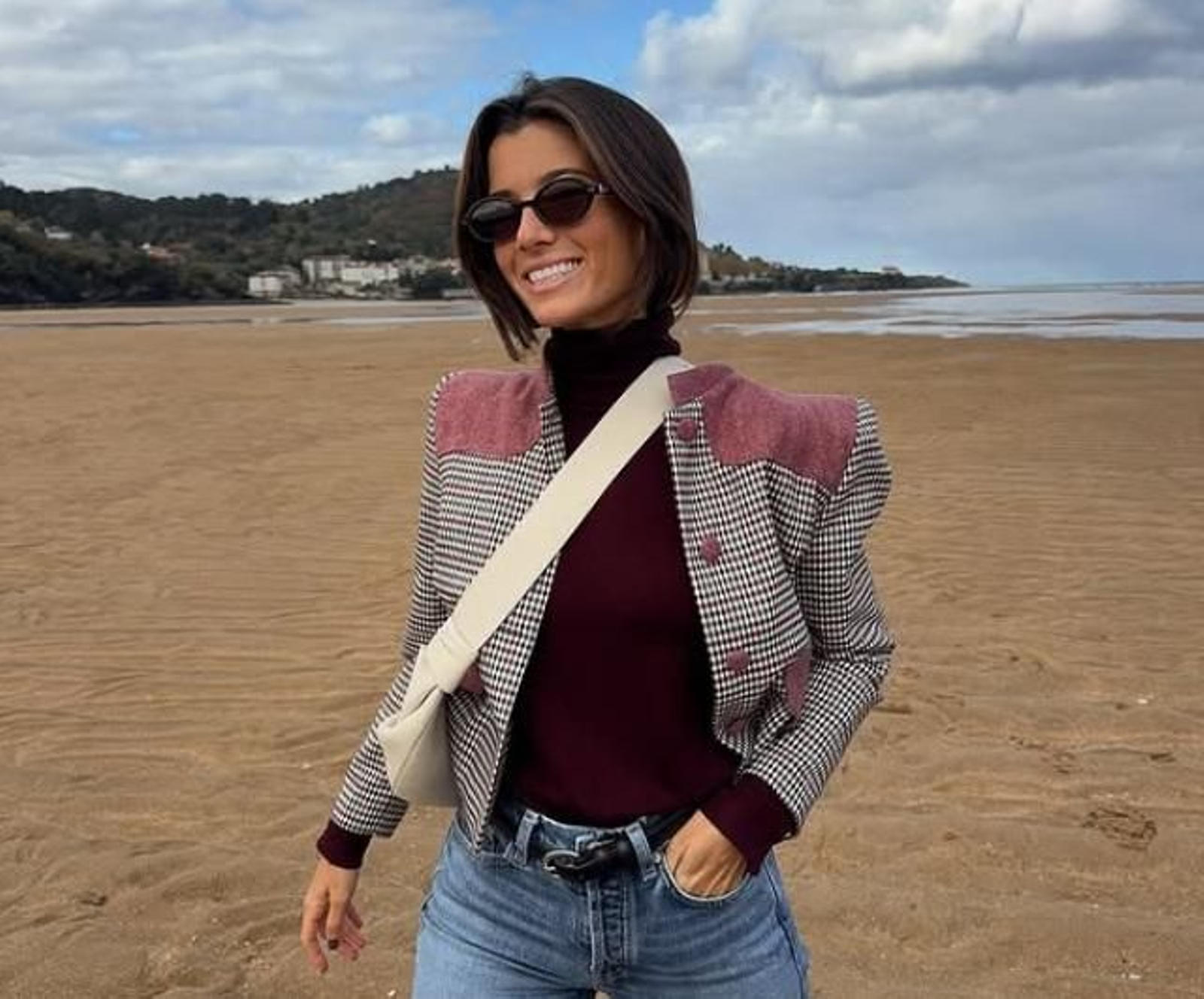 5 jerséis básicos y holgados de Zara que te salvan el look con vaqueros: Son grises, calentitos y con un punto elegante.