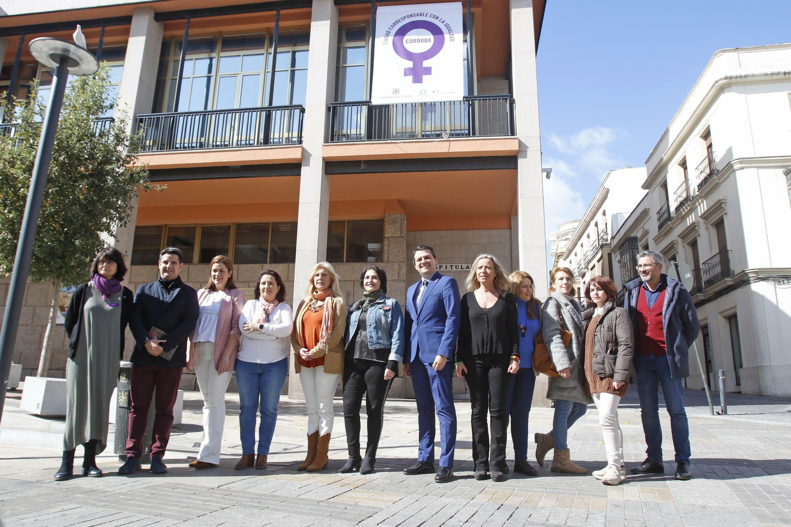 El alcalde y concejales del Ayuntamiento, delante de la banderola.