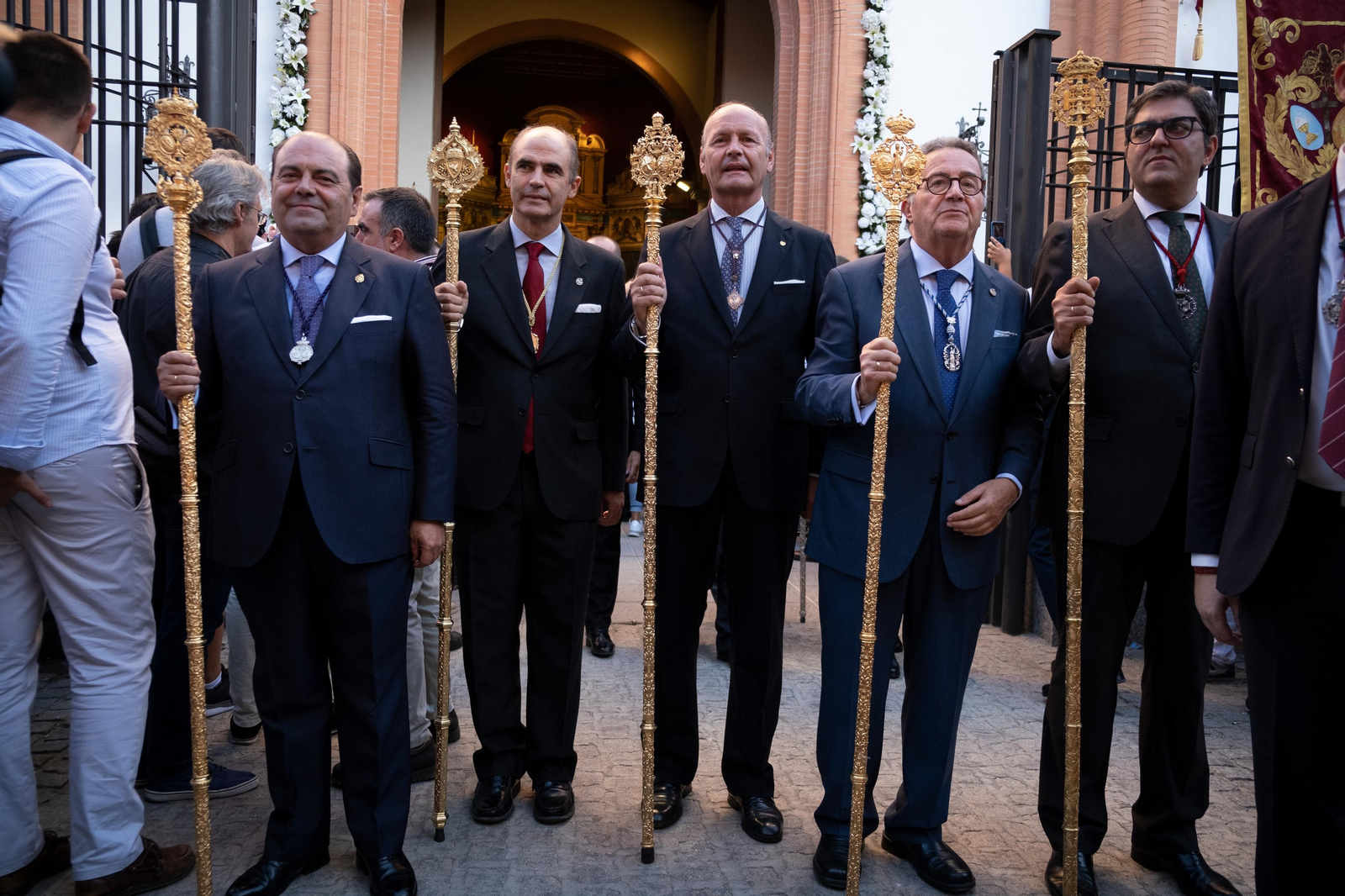 La procesión extraordinaria de la Virgen de los Dolores del Cerro del Águila, en imágenes