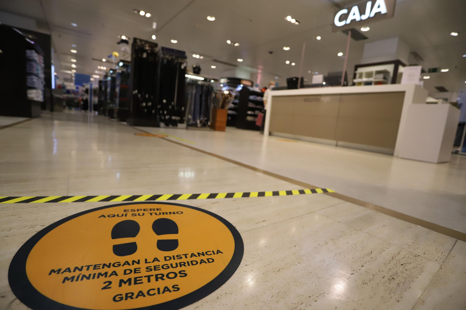 Imágenes del Corte Ingles retomando su actividad en la fase dos de la desescalada en Huelva