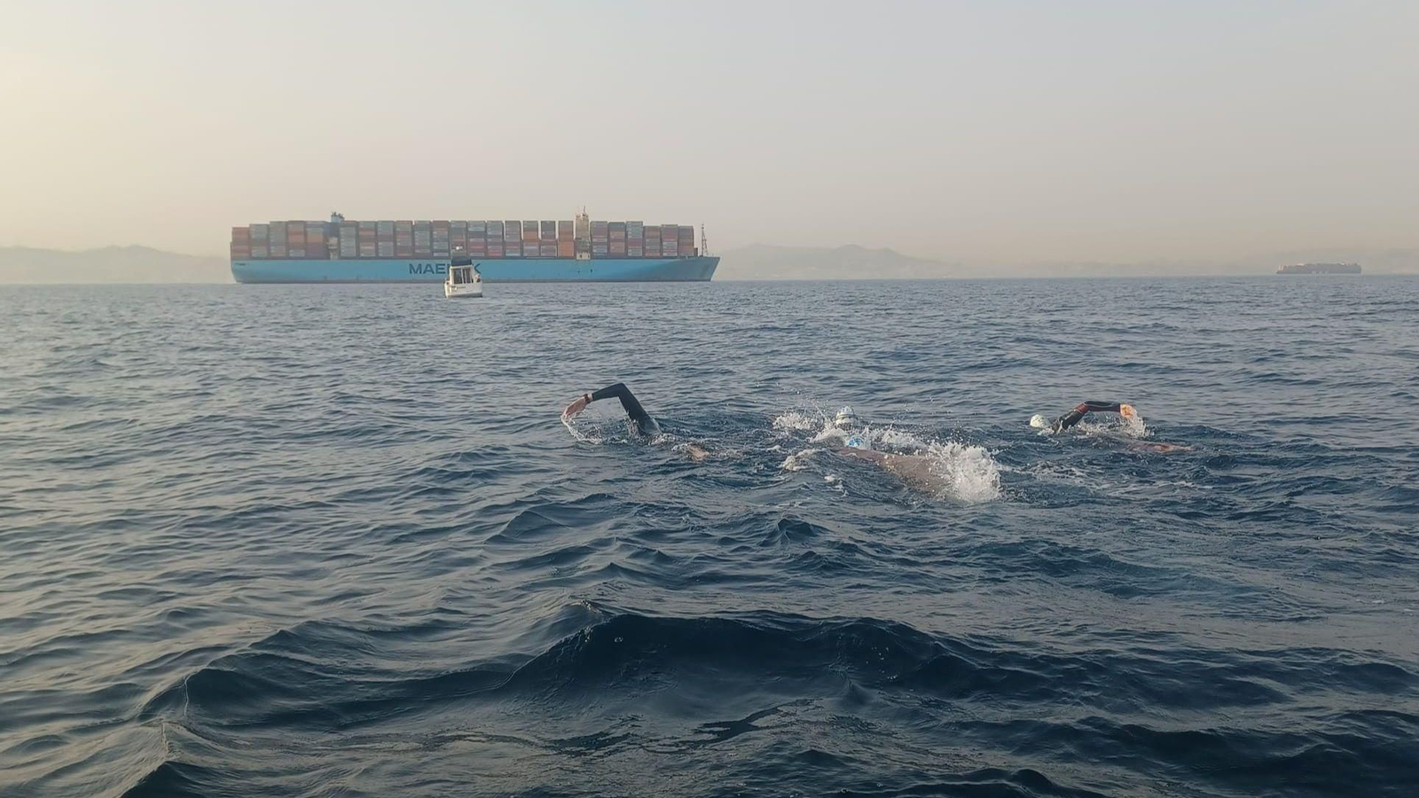 Los nadadores, en el Estrecho, durante un cruce realizado este verano desde Tarifa. Los nadadores, en el Estrecho, durante un cruce realizado este verano desde Tarifa.