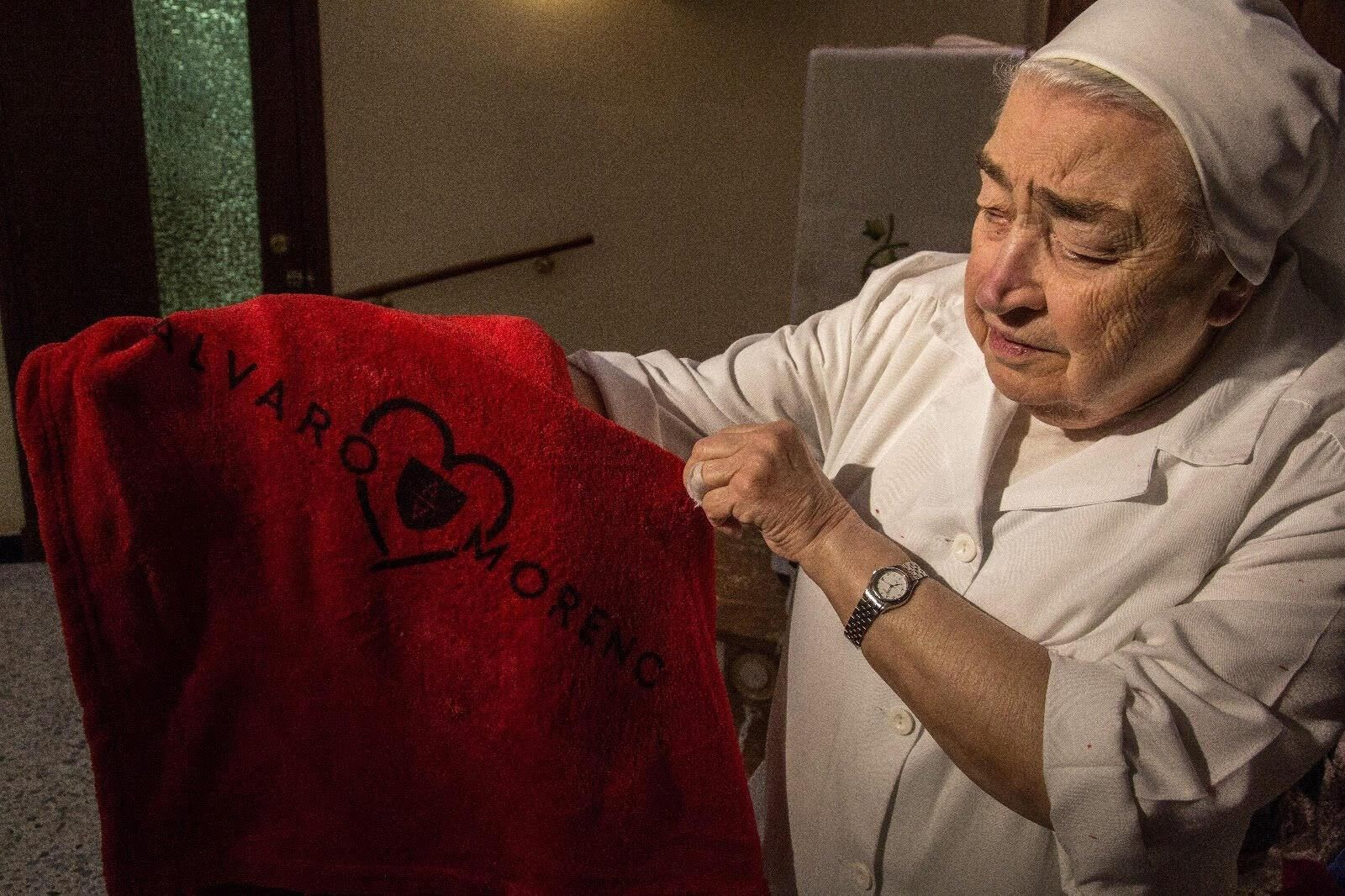 Una hermana de la Caridad con una de las 'mantas con alma' de Álvaro Moreno.