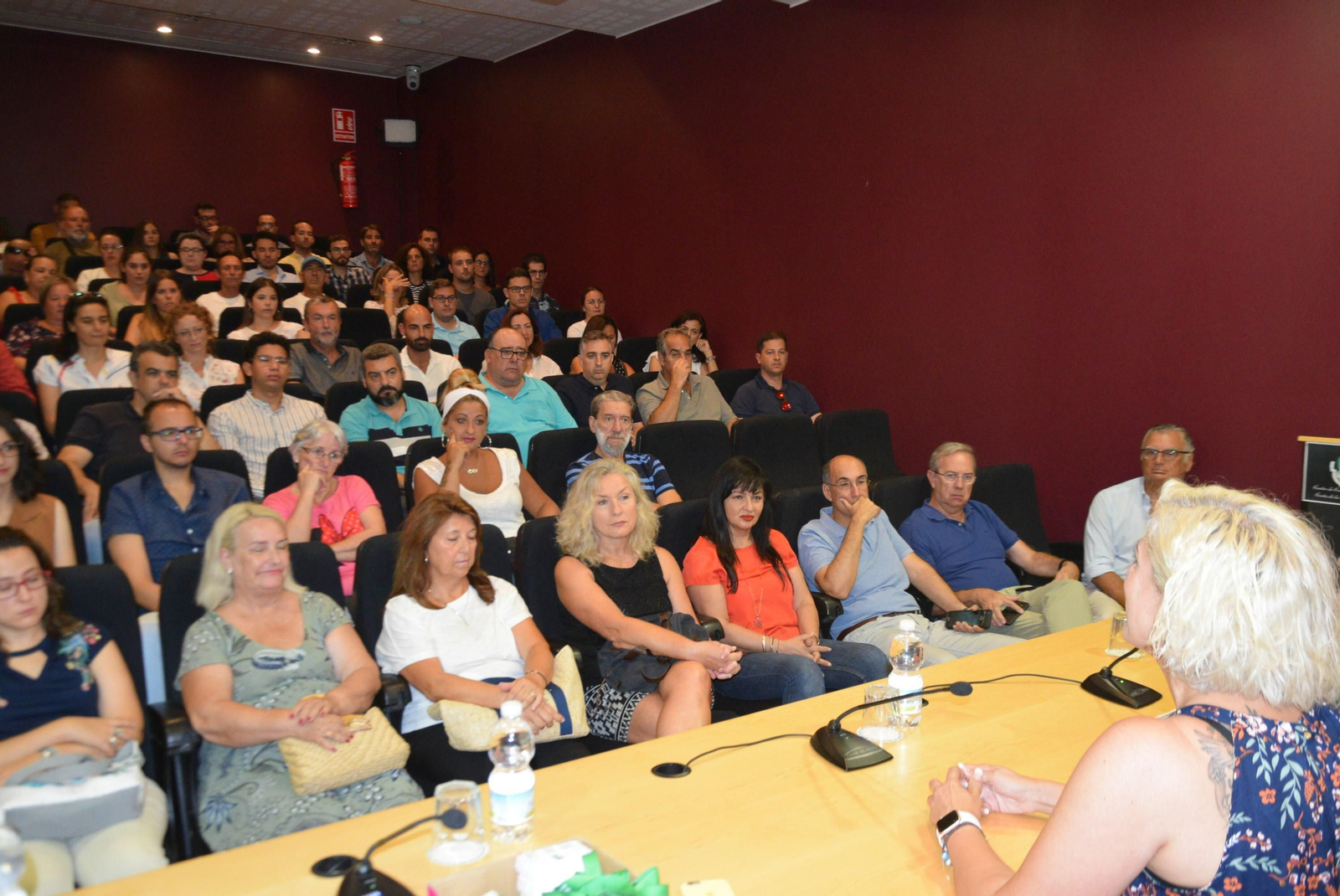 La concejala de Empleo, María José Foncubierta, da la bienvenida al personal contratado con los planes de empleo.