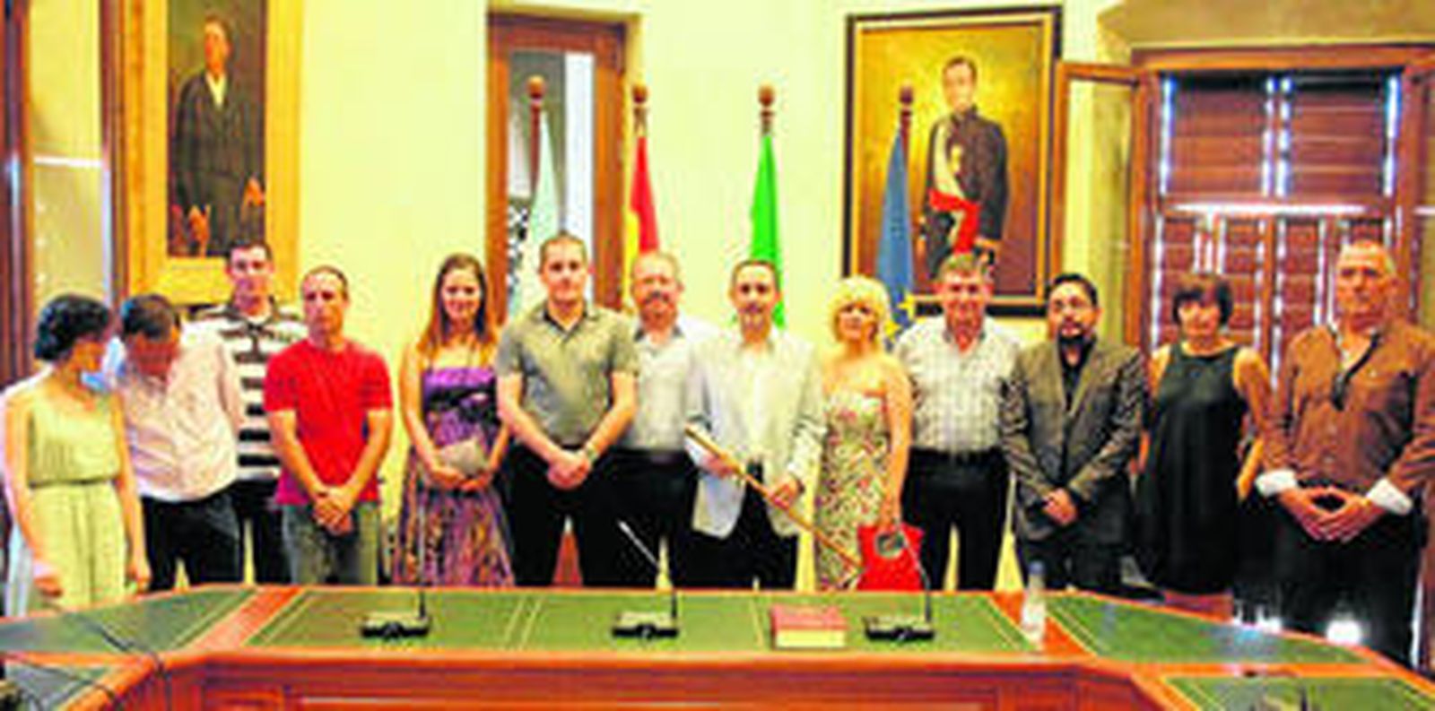 Nueva Corporación municipal de Nerva, con el nuevo alcalde, Domingo Domínguez, en el centro, con la vara de mando.