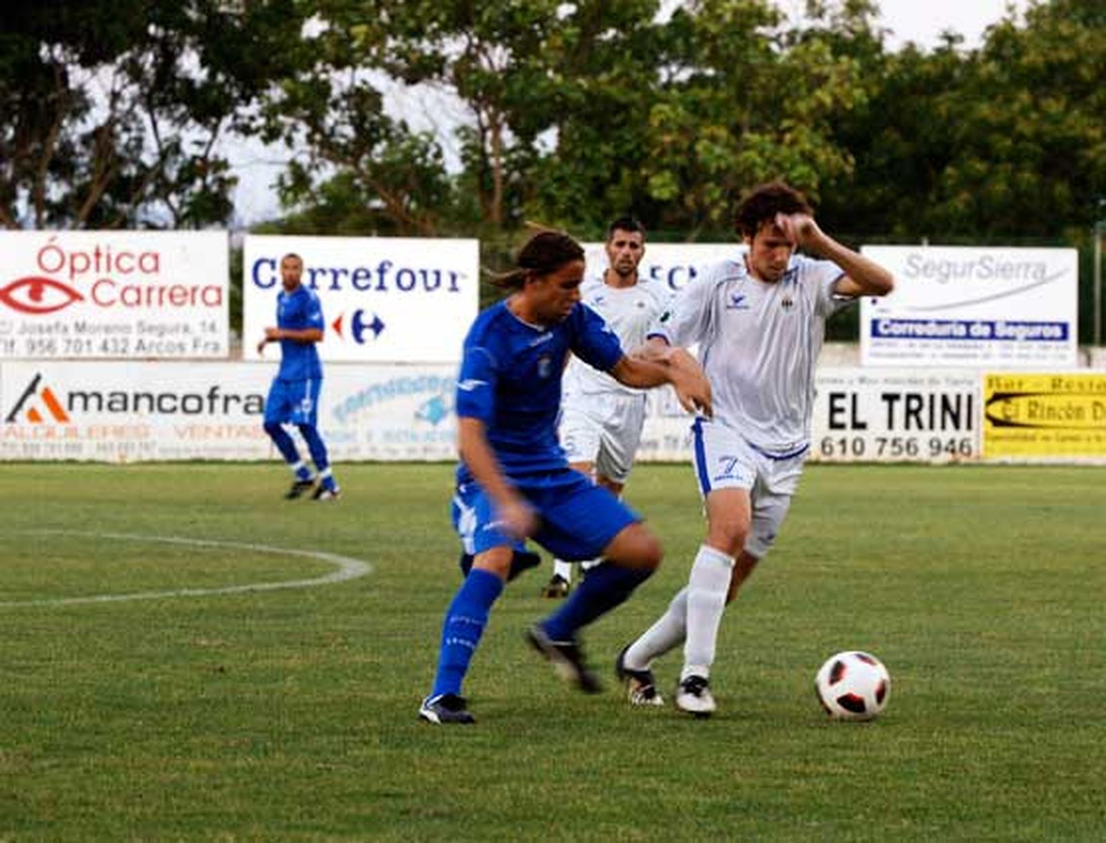Cordero disputó los primeros cuarenta y cinco minutos del amistoso en Arcos y formó pareja en la zona ancha con el jerezano Bruno Herrero.

Foto: Ramon Aguilar