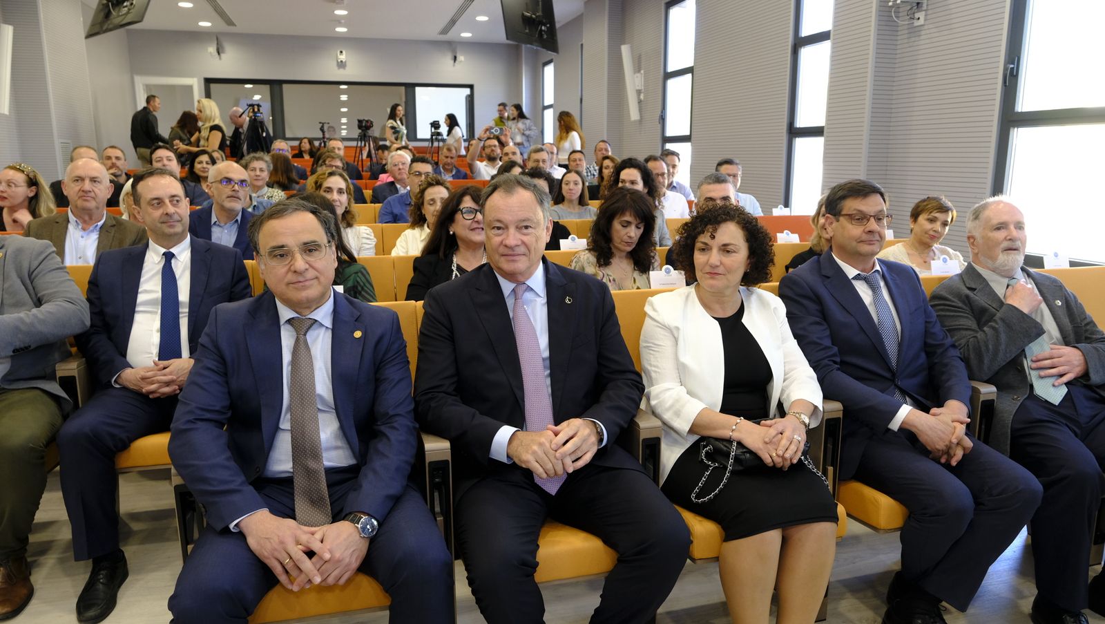 Imágenes de la imposición de la Medalla de Oro de la Universidad de Almería, al astronauta Miguel López Alegría