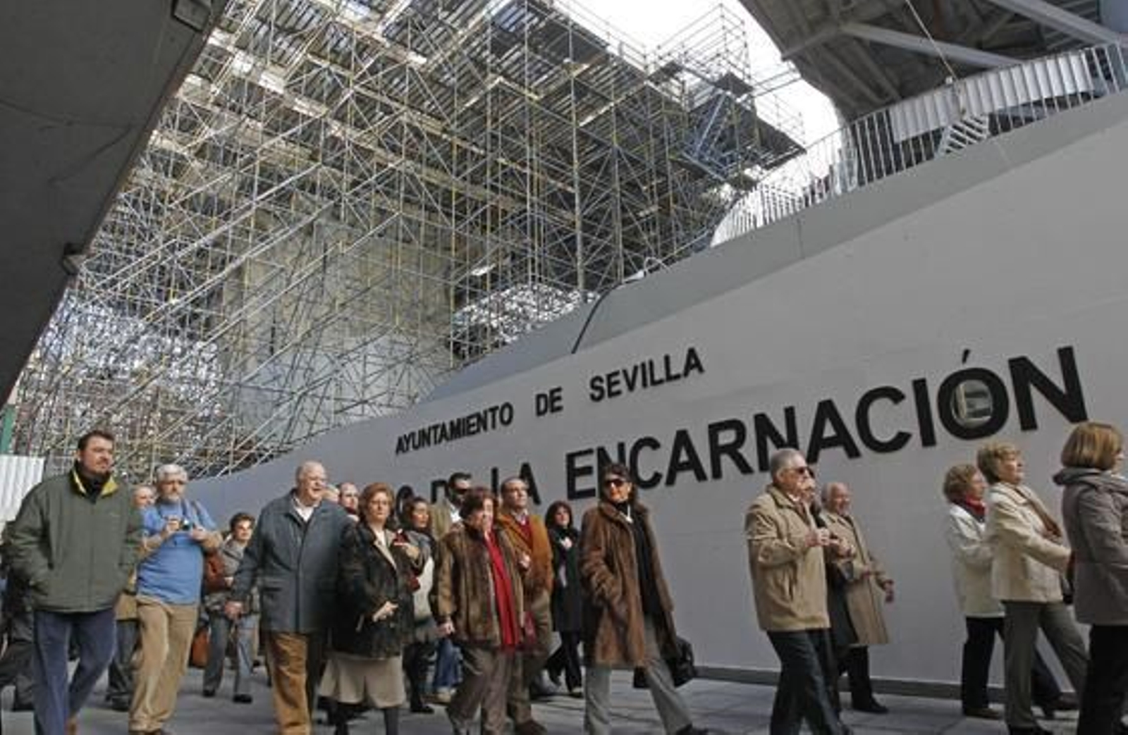 El alcalde inaugura el reformado mercado de la Encarnación. / Antonio Pizarro
