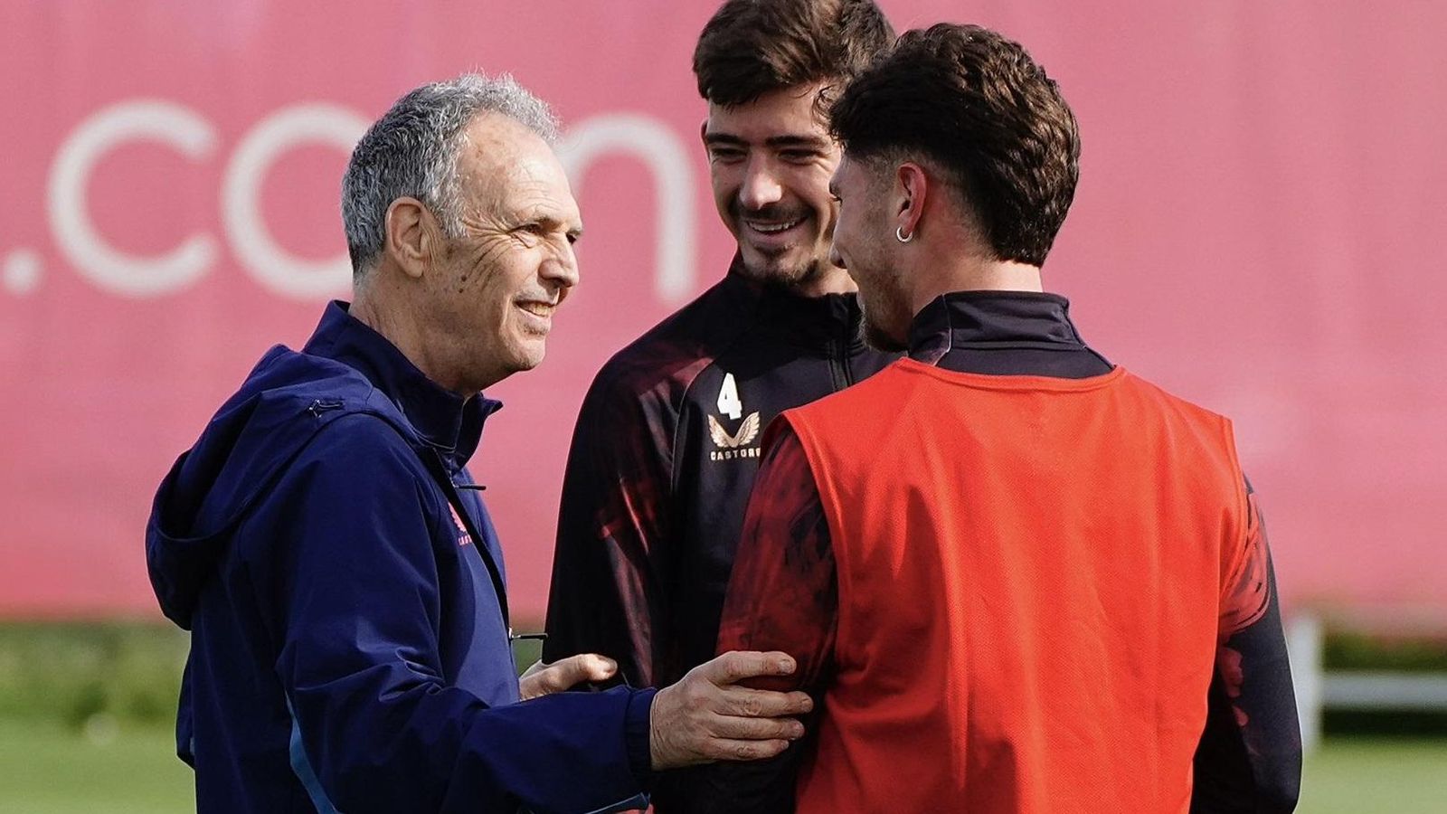 Caparrós dialoga con Kike Salas y Carmona entre bromas.