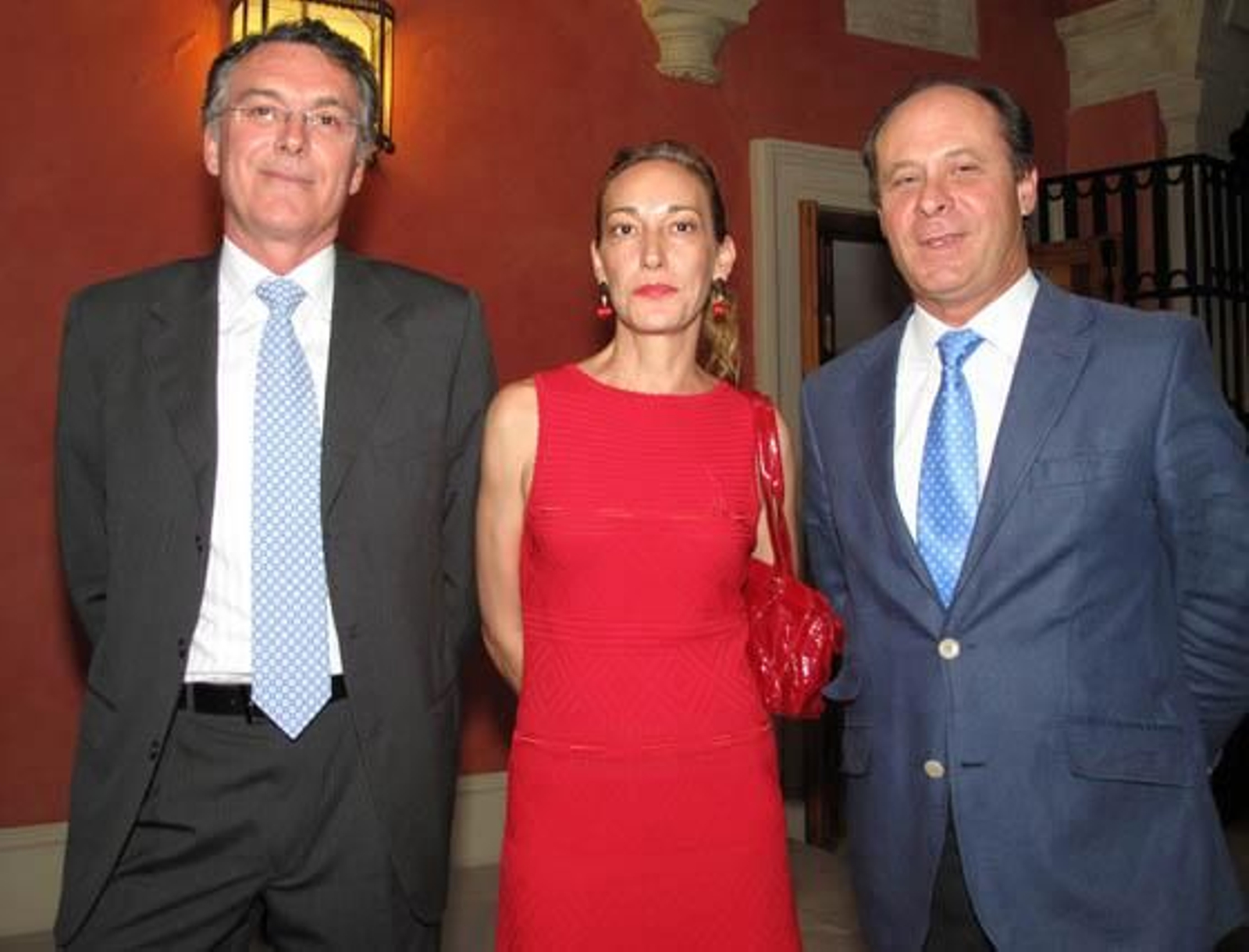 Simón Chávarri (Cámara) Susana López, representante del PSOE en el consejo de administración de Tussam y la Agencia Tributaria, y Juan Carlos García, presidente de la Comisión de Transportes de la Cámara.

Foto: Victoria Ramírez