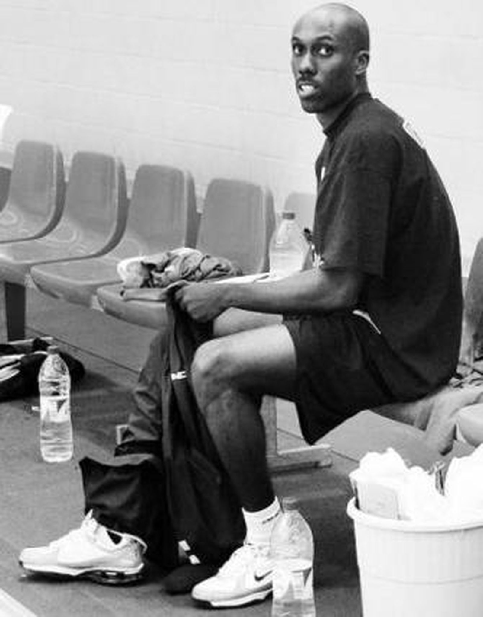 Bennett se desprende del pantalón antes de un entrenamiento.