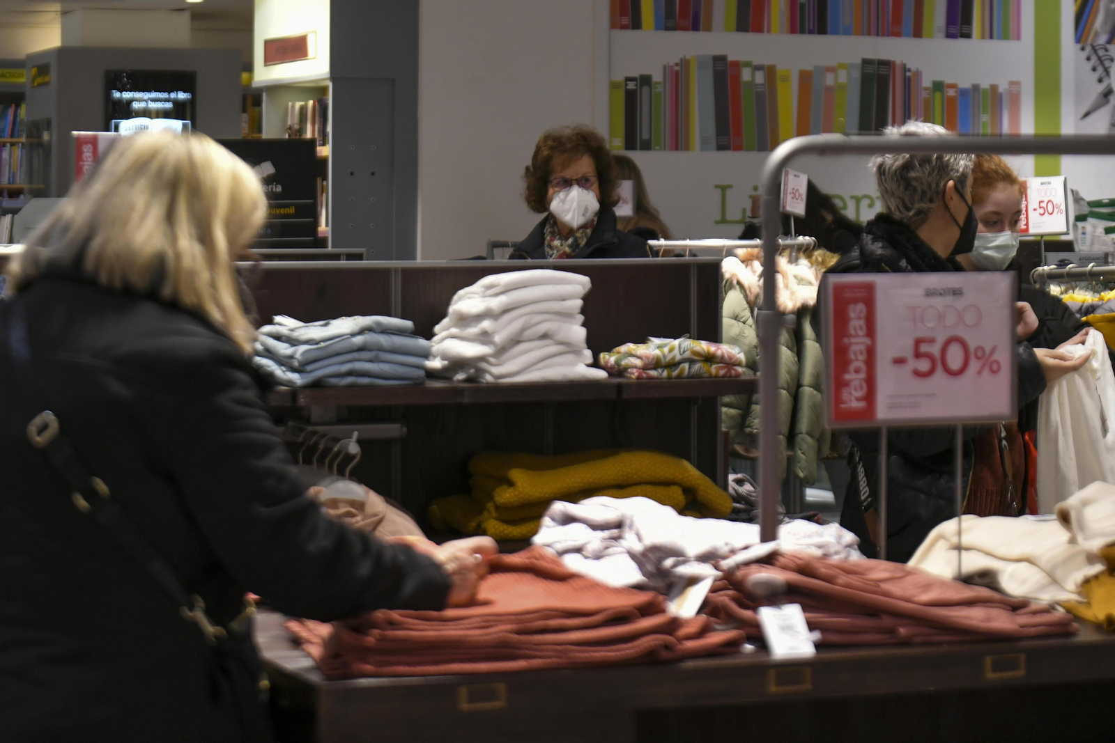 Fotos: el inicio de las rebajas en el Corte Inglés de Granada