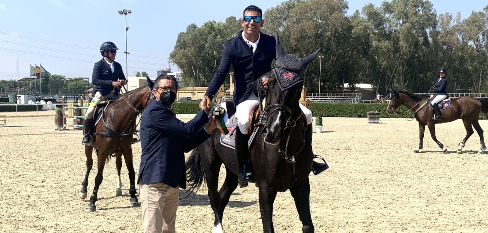 Martínez Bastida, con 'Hybalia', recibe el PGP de manos del presidente del jurado, José Rodríguez.