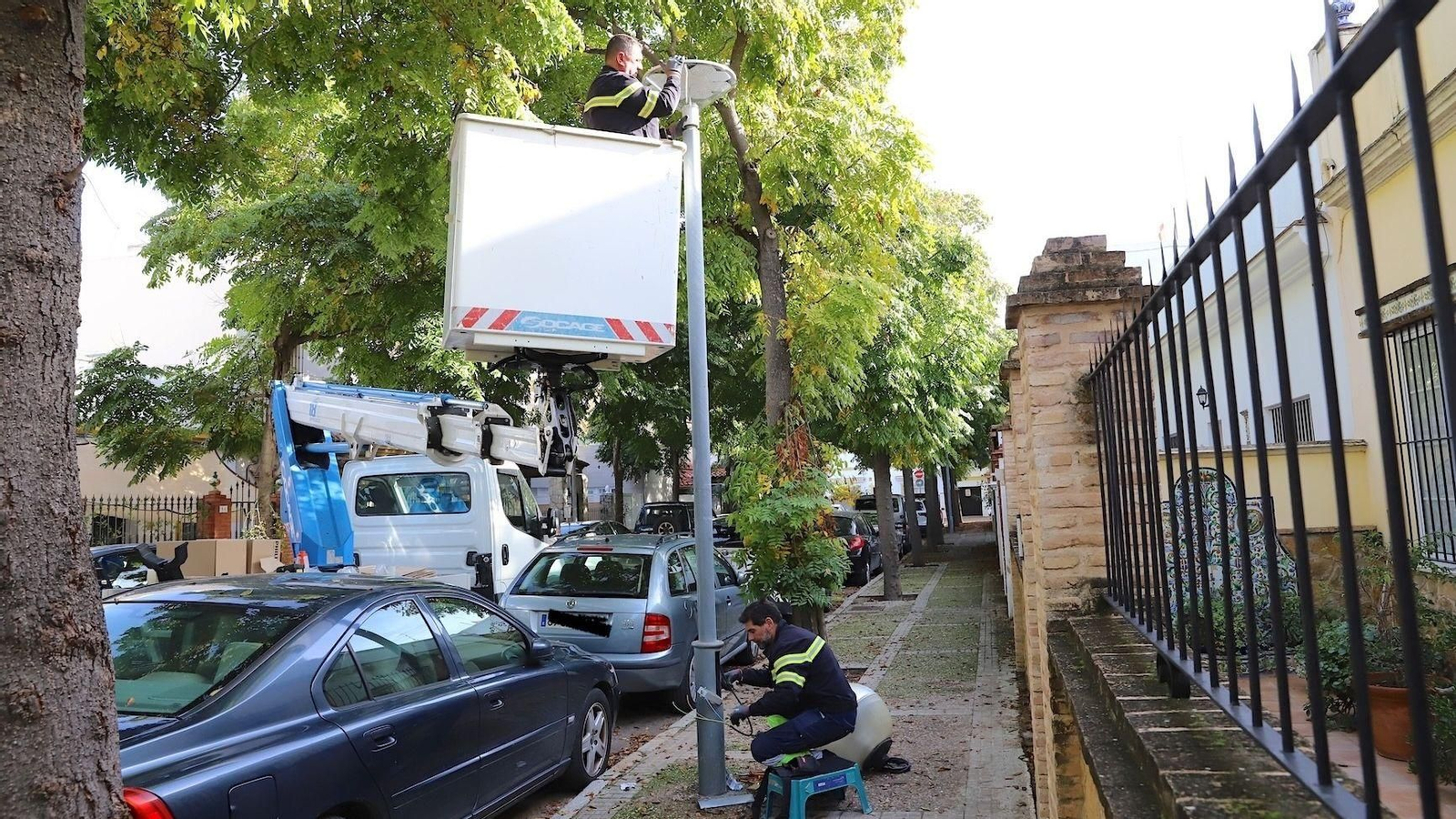 Colocación de iluminación LED en Barriada España.