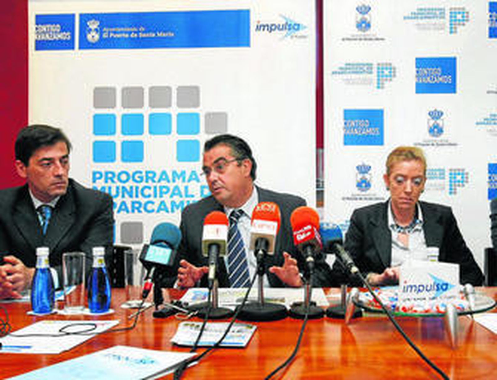 El ex presidente de Impulsa, Enrique Moresco, junto al consejero delegado Luis Velasco y la hasta ahora vicepresidenta.