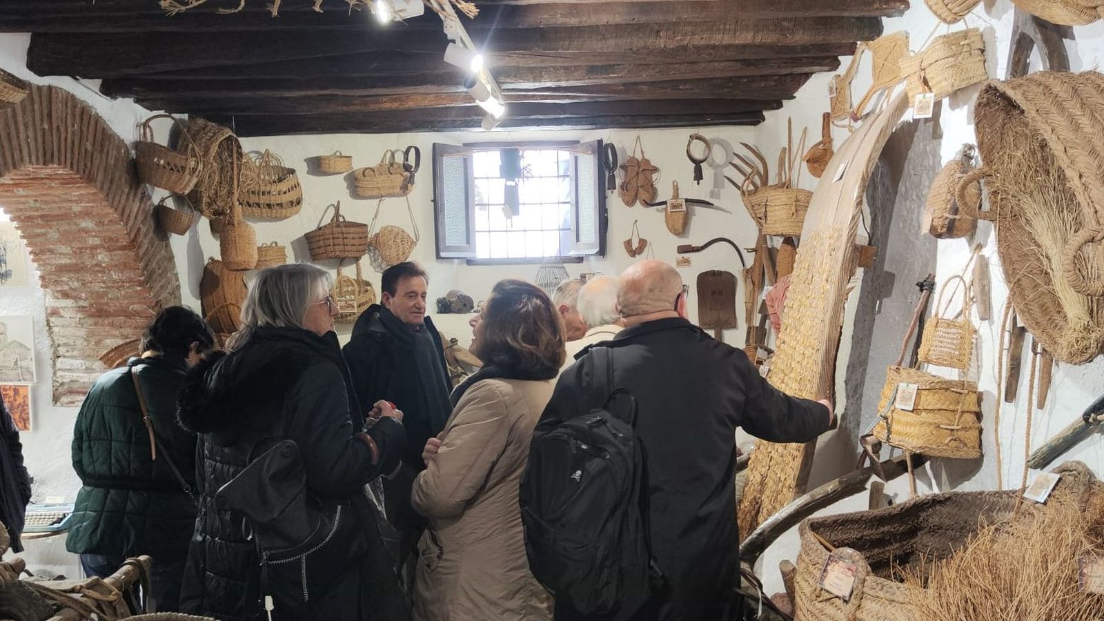 Recorriendo el taller de cerámica y objetos de esparto