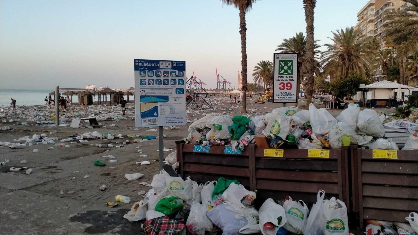 Basura en Playa de la Malagueta tras la Noche de San Juan