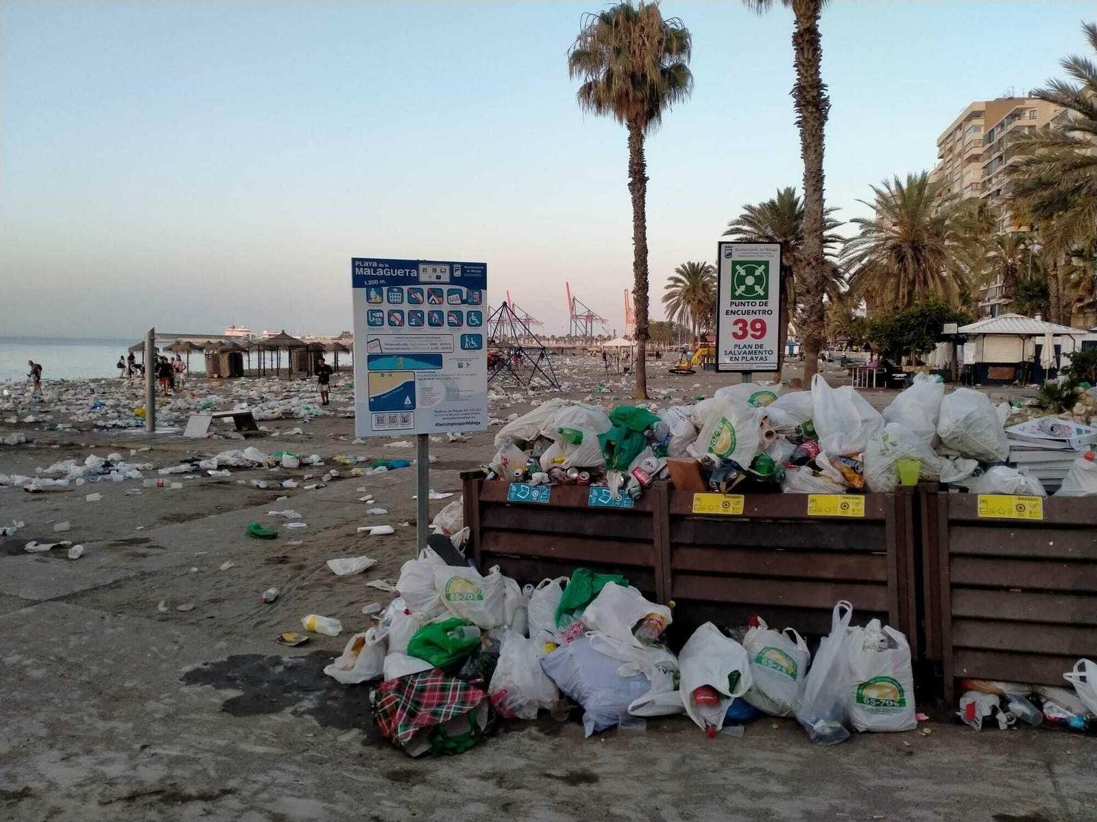 Las fotos de la basura en Playa de la Malagueta tras la Noche de San Juan