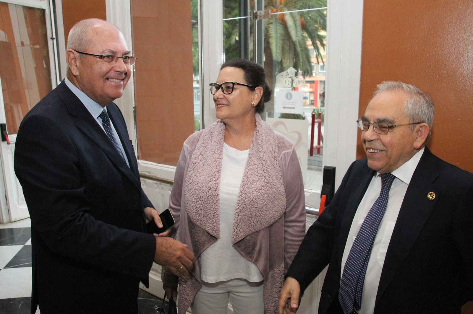 Imágenes de la conferencia y desayuno-coloquio de Gabriel Cruz, alcalde de Huelva