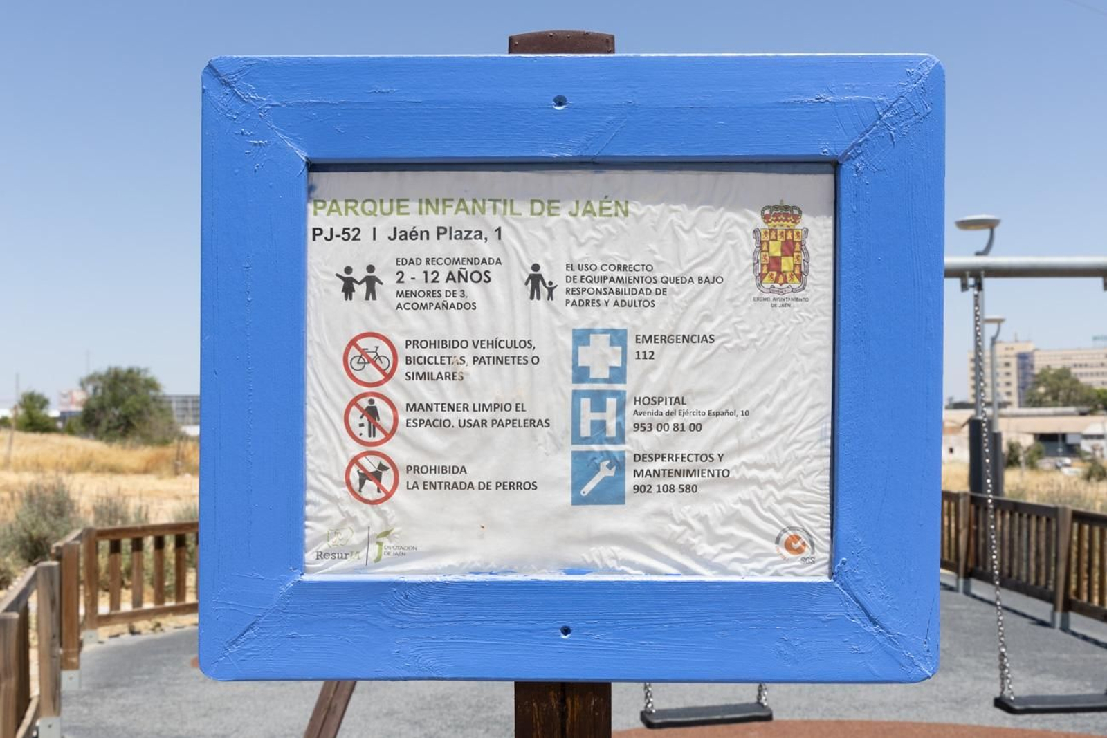 El estado de abandono del parque infantil del Jaén Plaza, en imágenes