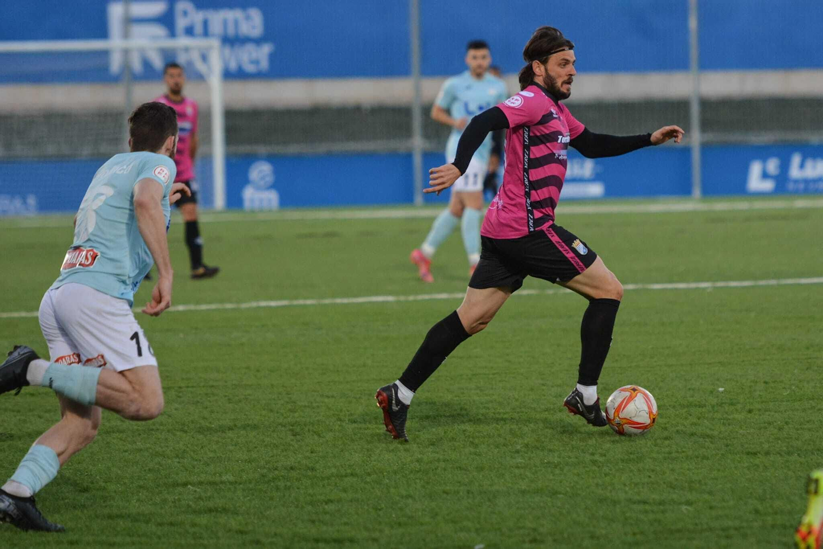 Migue García se marcha del lateral izquierdo del Ciudad Antonio.