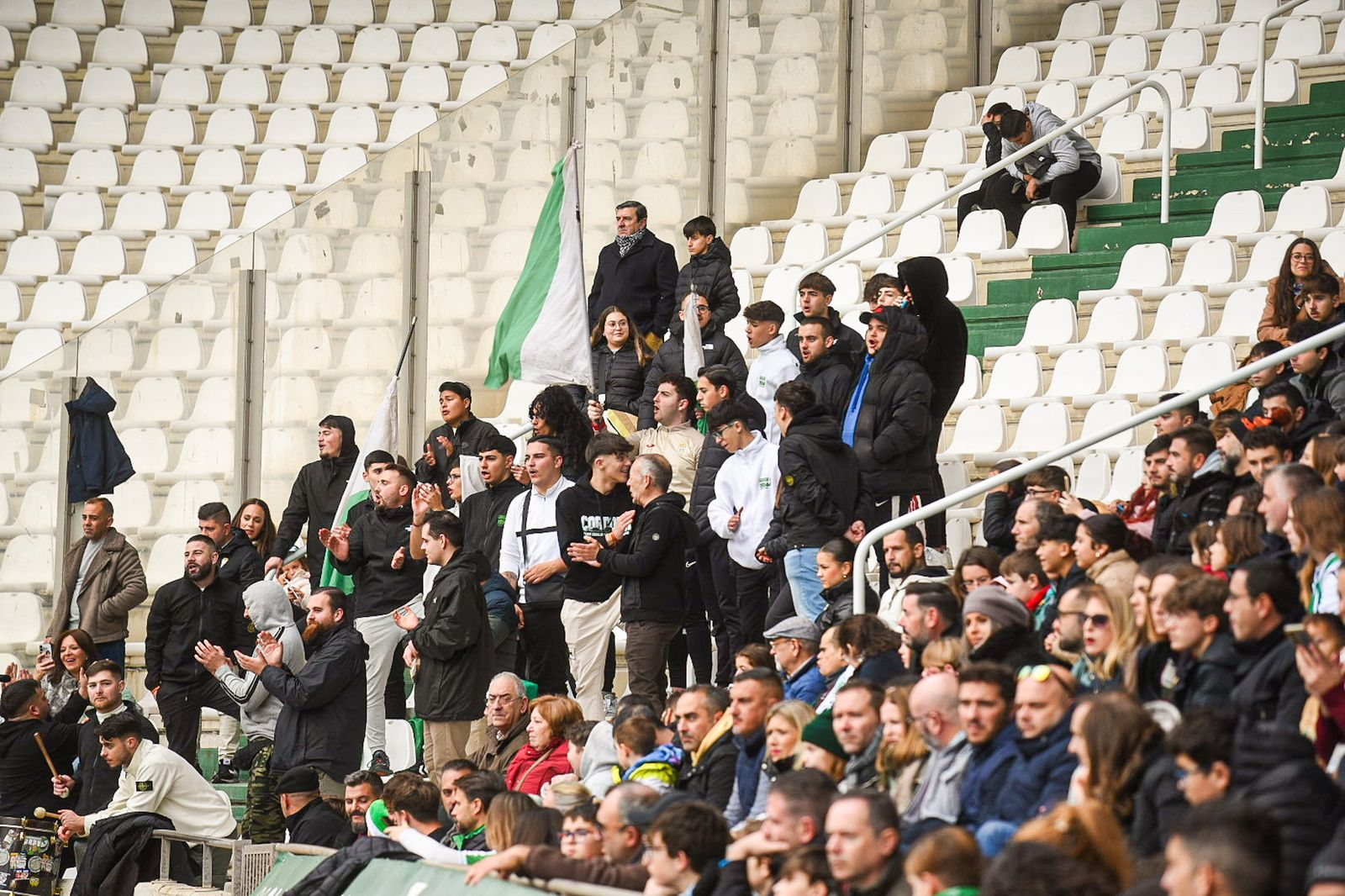 El Córdoba CF se deja querer por su afición en el Día de Año Nuevo: las fotos del entrenamiento de puertas abiertas