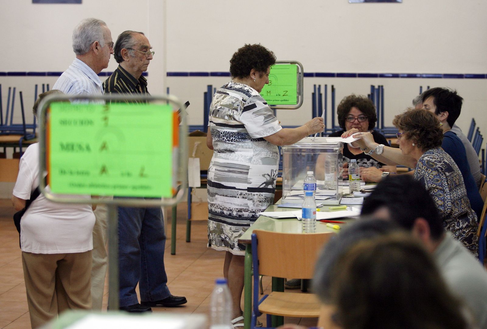 Varios electores ejercen su derecho al voto en las elecciones municipales.