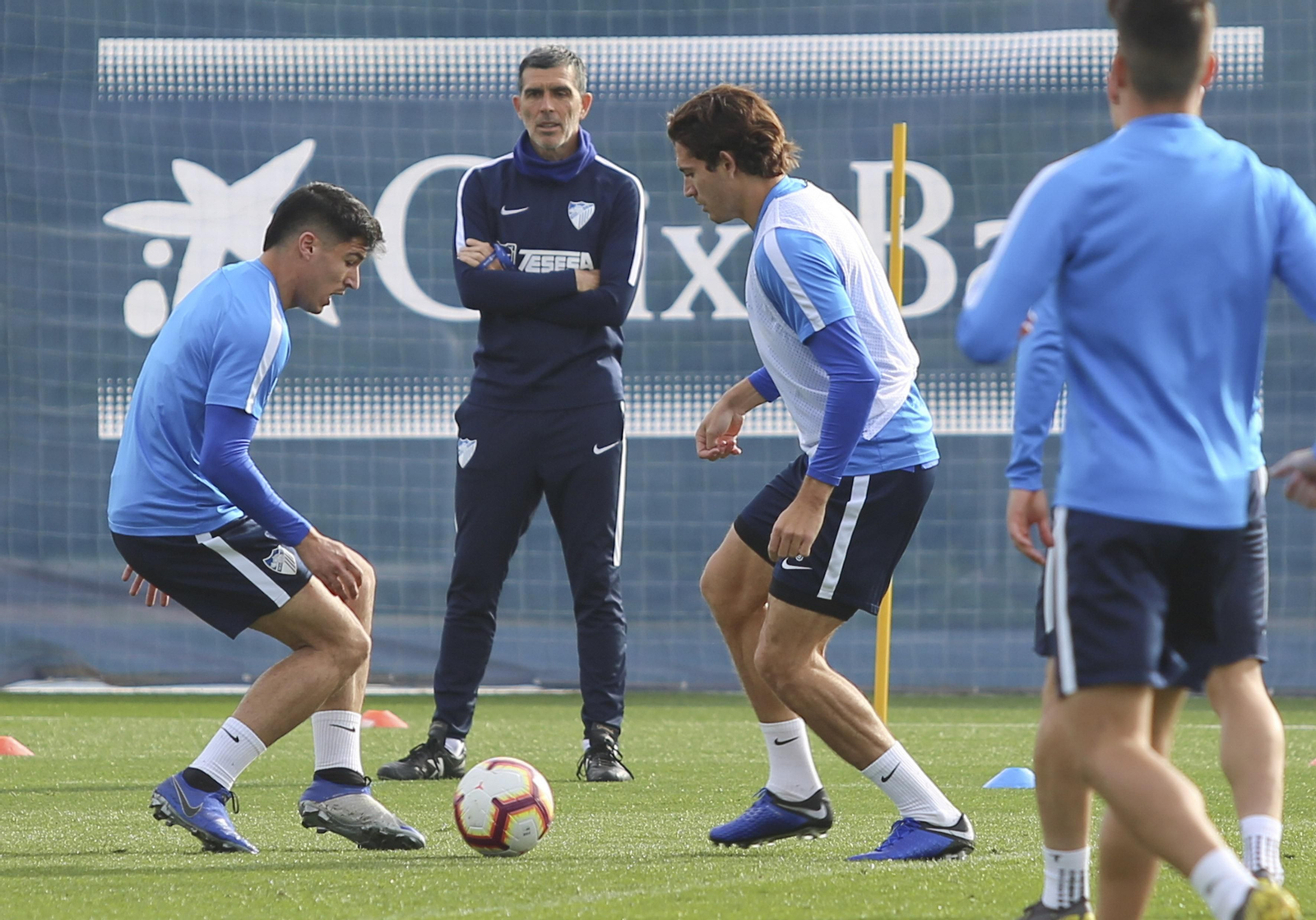 Muñiz, atento a Diego González y Blanco Leschuk.