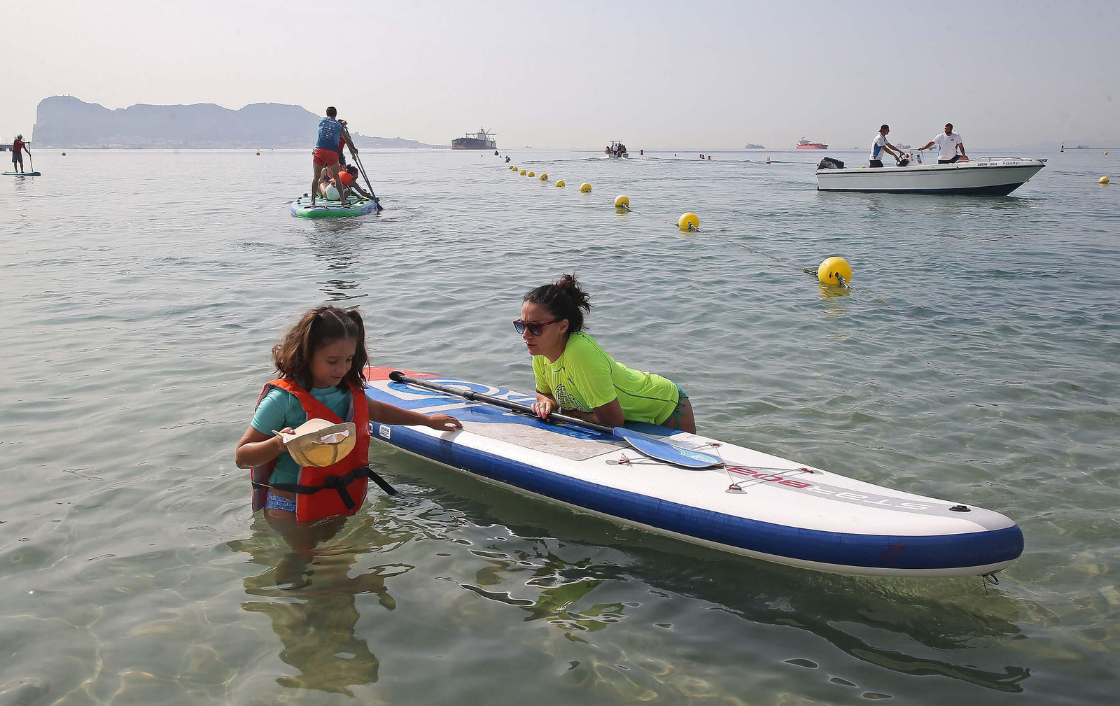 Fotos de la primera jornada de la XI Semana Mágica de la Asociación de amigos unidos Por una Sonrisa en la playa de Palmones