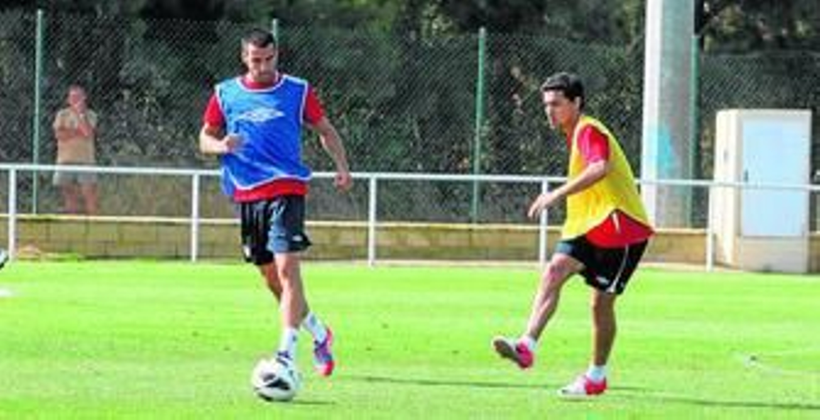 Álvaro Negredo, sobre el campo de fútbol de Costa Ballena junto a la otra gran referencia de este Sevilla, Jesús Navas.