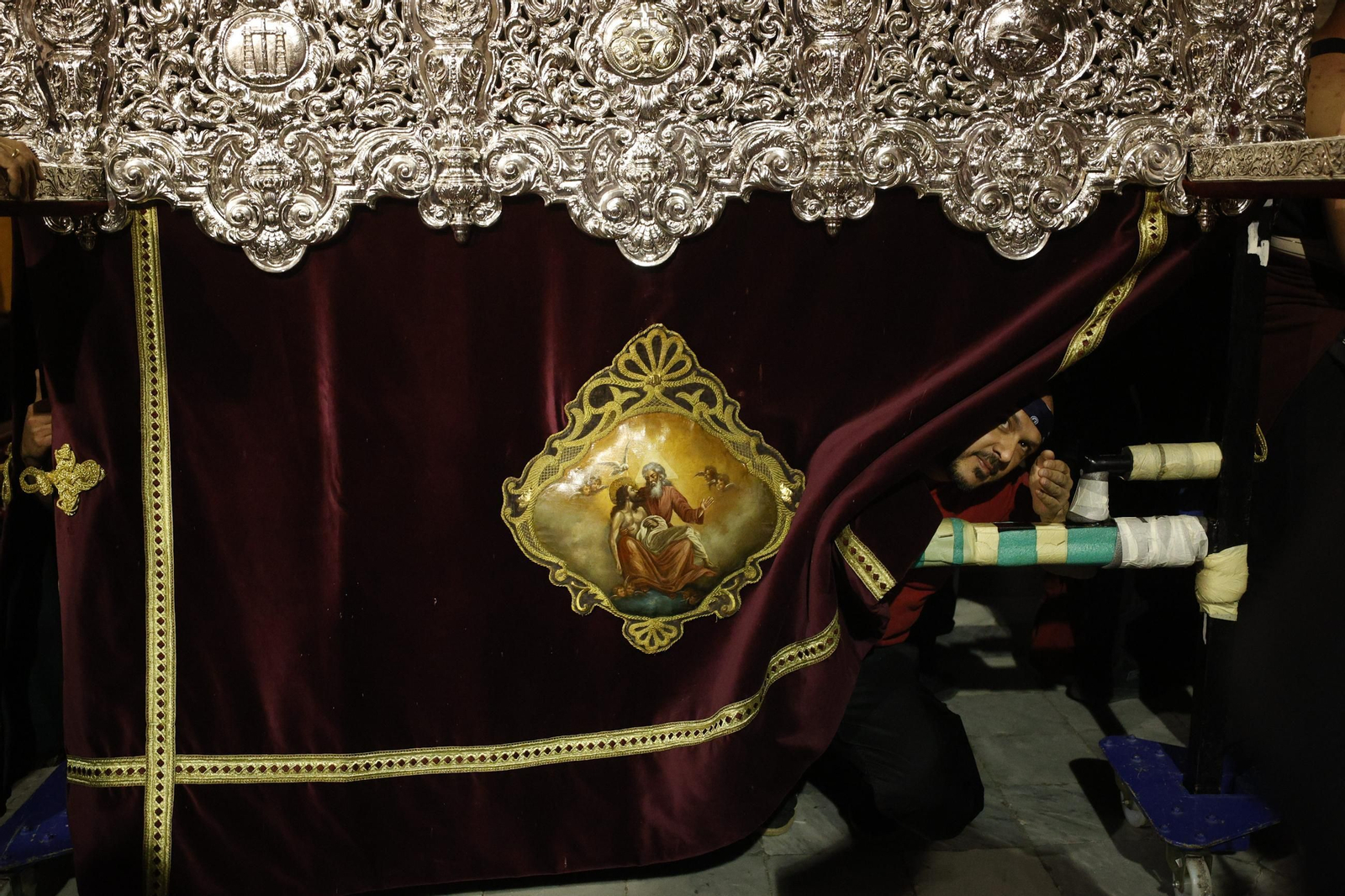 Imágenes de la salida de Medinaceli en la Semana Santa de Cádiz 2025