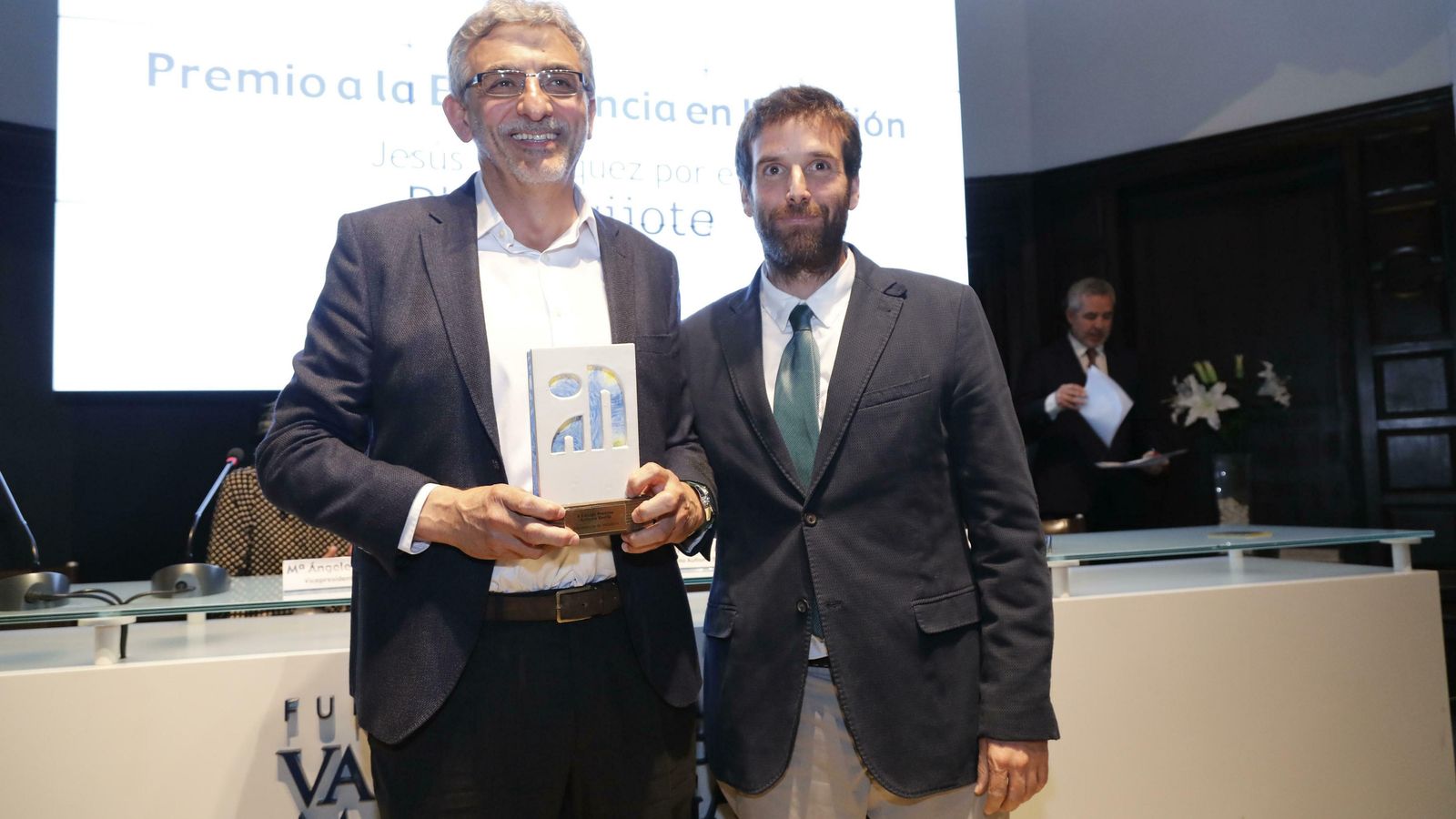 Jesús Velázquez, premio a Experiencia  e Inclusión, junto a Marcos Zamora (Autismo Sevilla).