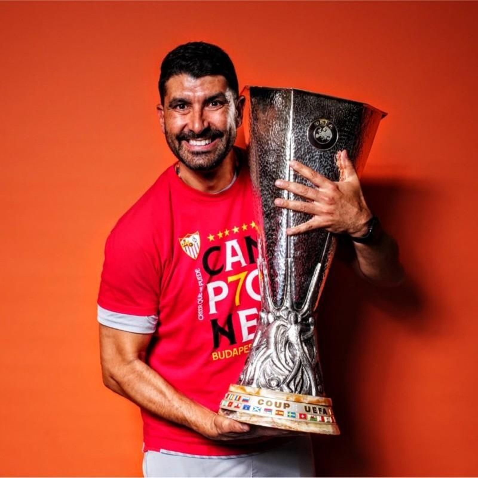 Felipe del Valle posa con la Europa League ganada en Budapest en 2023.