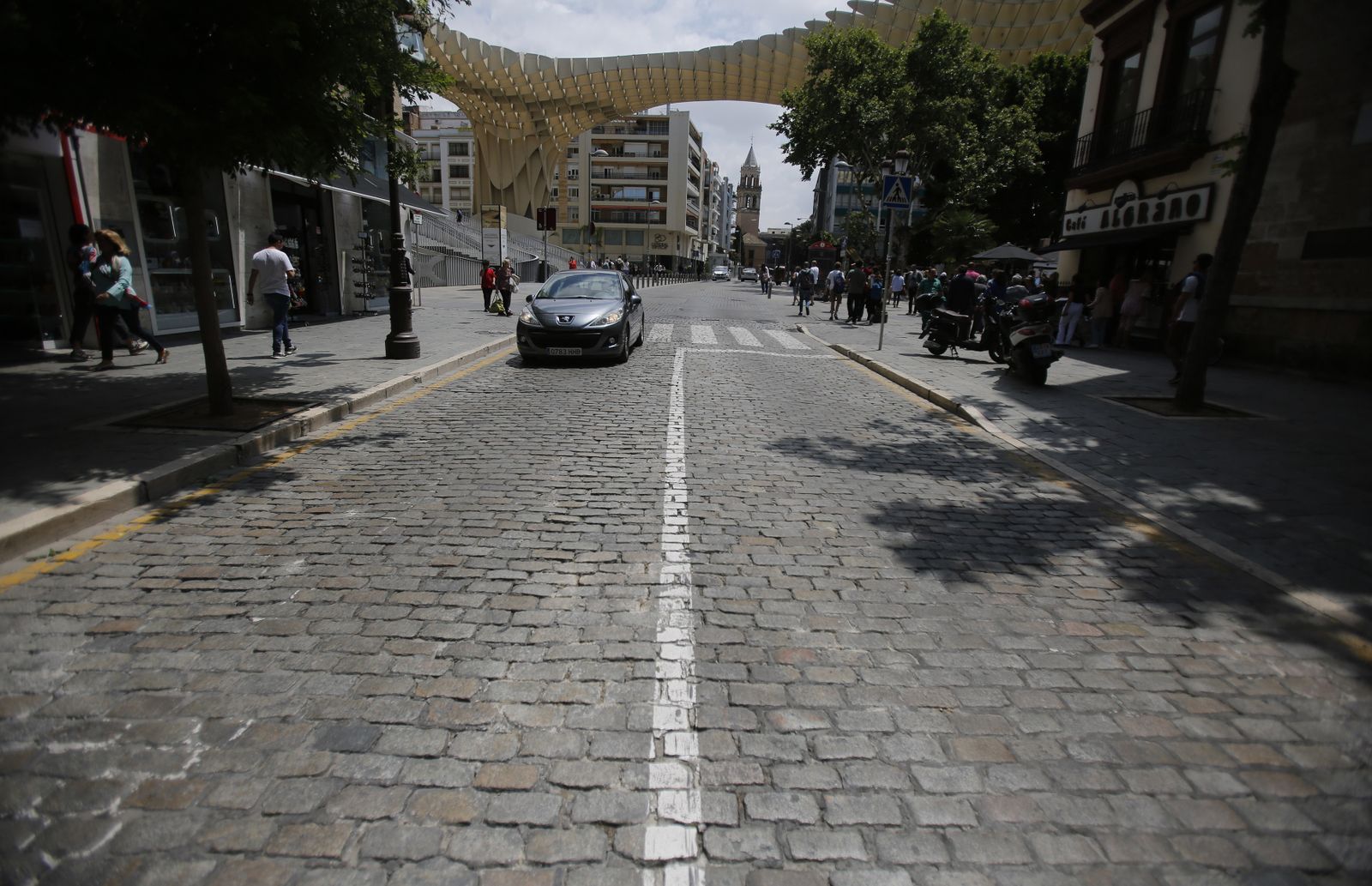 Un coche circula por Martín Villa a la altura de la iglesia de la Anunciación.