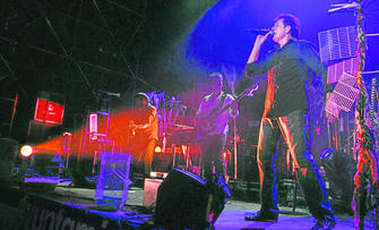 Manolo García demostró que conserva un gran directo acompañado de una pletórica banda de músicos.