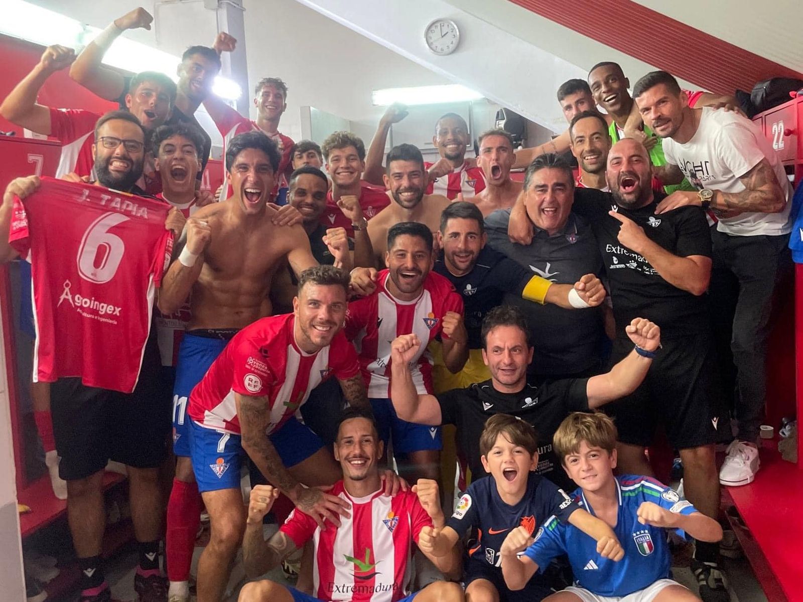 Los calabazones celebran su primer triunfo, ante el Águilas