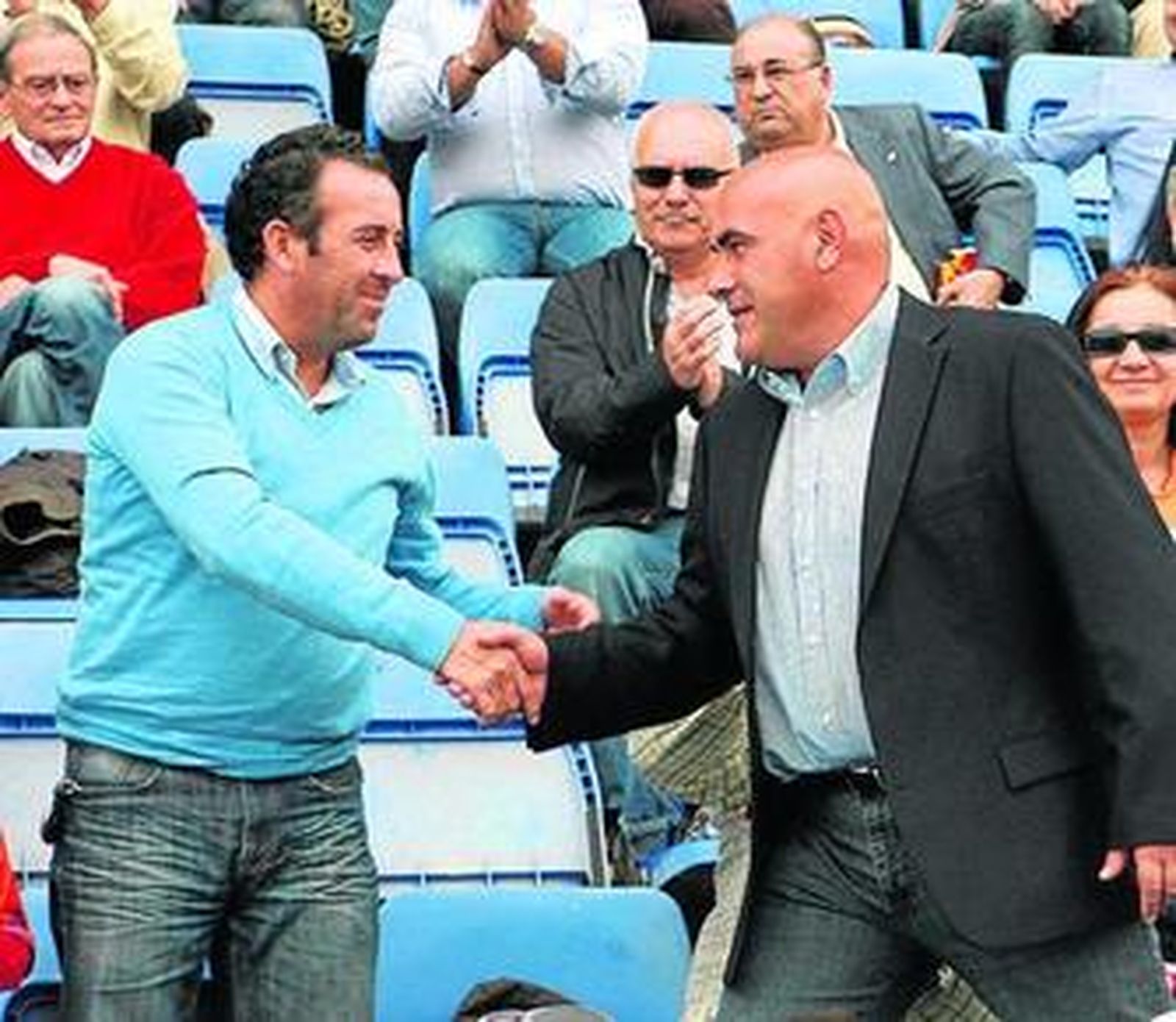 Carlos Ríos tuvo que seguir el encuentro desde la grada al cumplir su segundo partido de sanción.