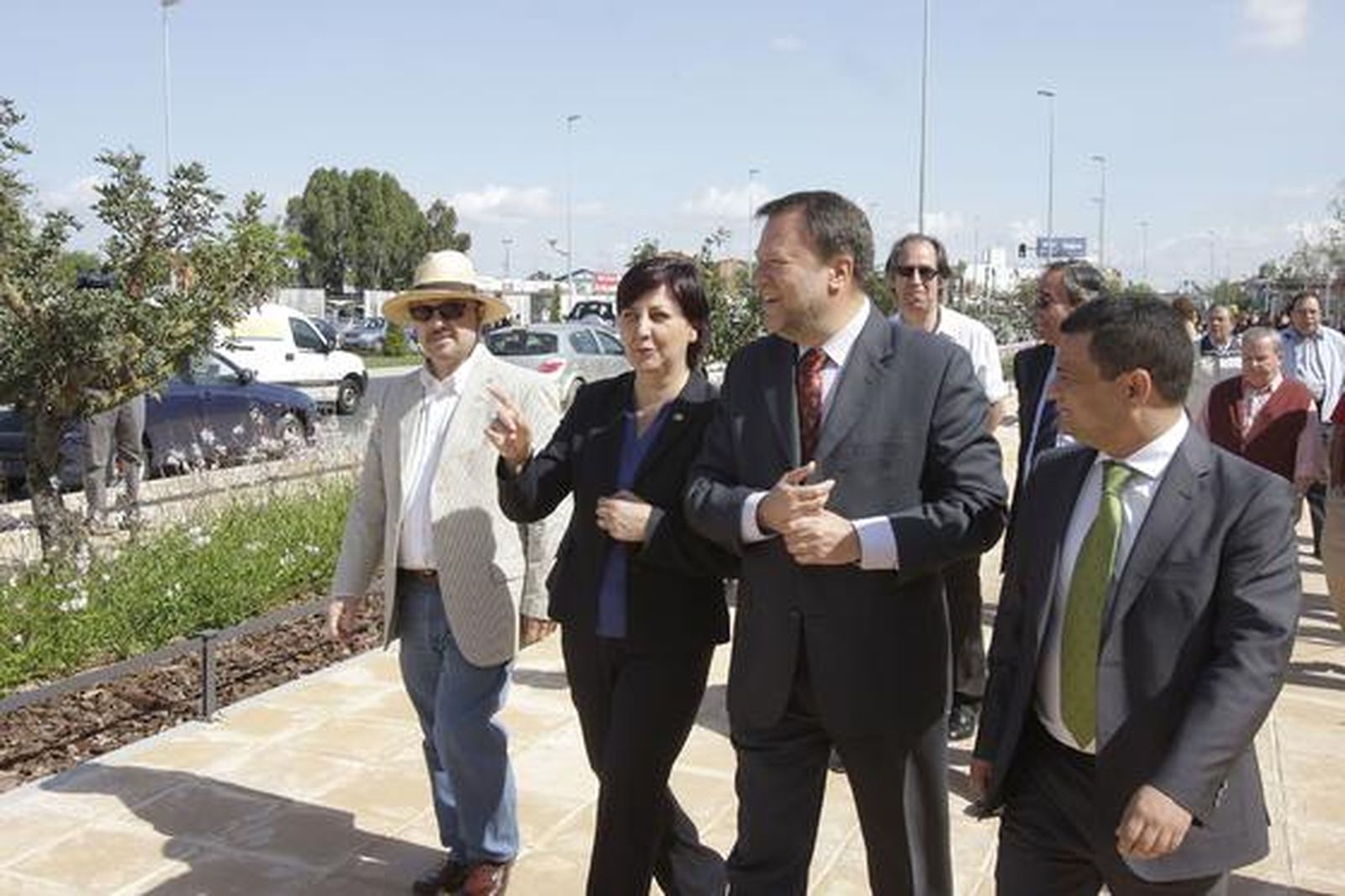El alcalde, Alfredo Sánches Monteseirín, junto al delegado de Urbanismo, Manuel Rey, y la concejal del Distrito Bellavista-La Palmera, Josefa Medrano.

Foto: José Ángel García