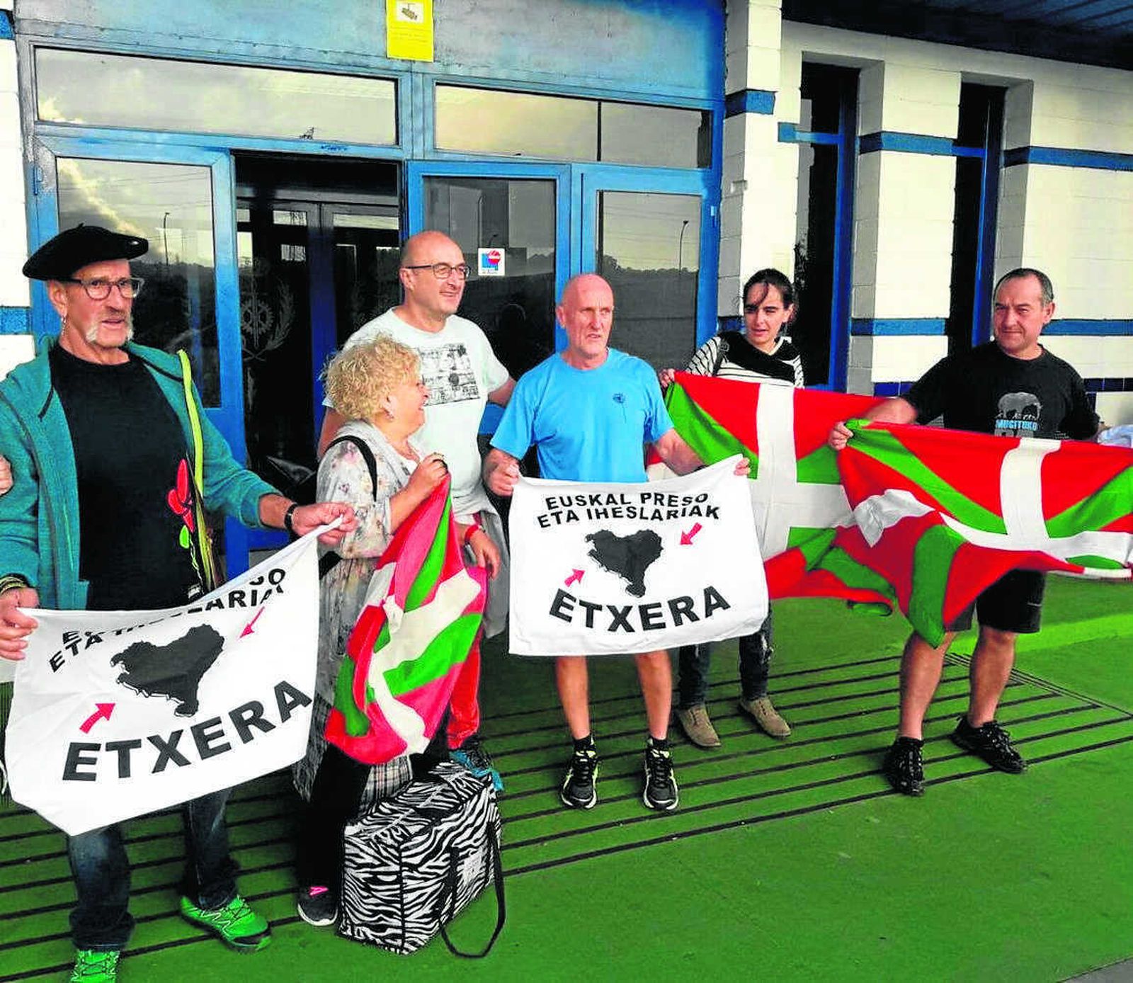 El etarra José Miguel Gaztelu (tercero por la derecha), junto a familiares y amigos, sale de Botafuegos en octubre de 2017.
