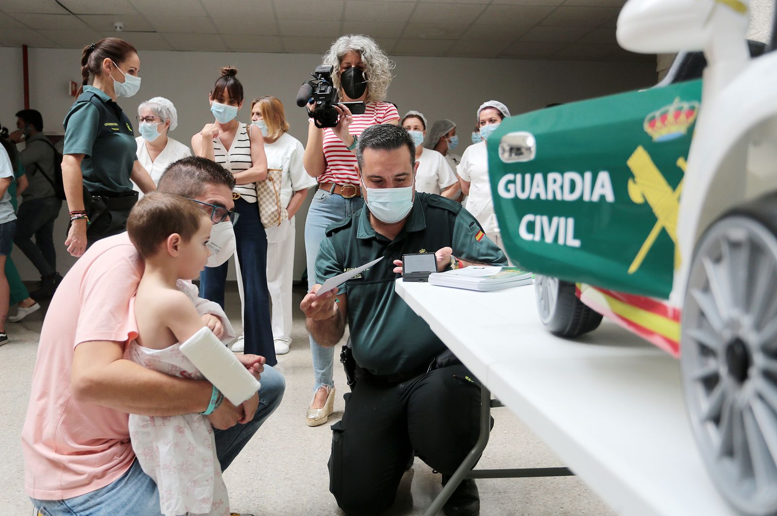 Imágenes de la exhibición de la Guardia Civil en el Hospital Juan Ramón Jiménez con motivo del 35 aniversario de la incorporación de la mujer