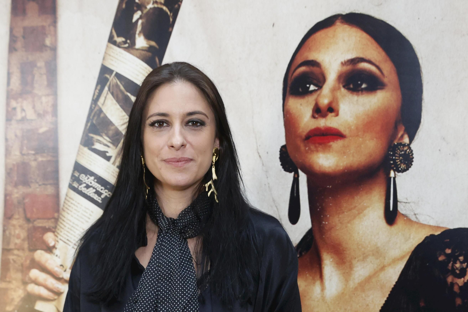 La cantante María Peláe ante el cartel de su último trabajo discográfico.