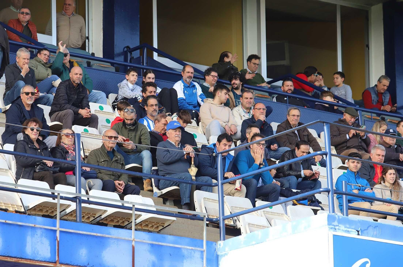 Imágenes del ambiente en las gradas del Nuevo Colombino durante el Recre-Vélez