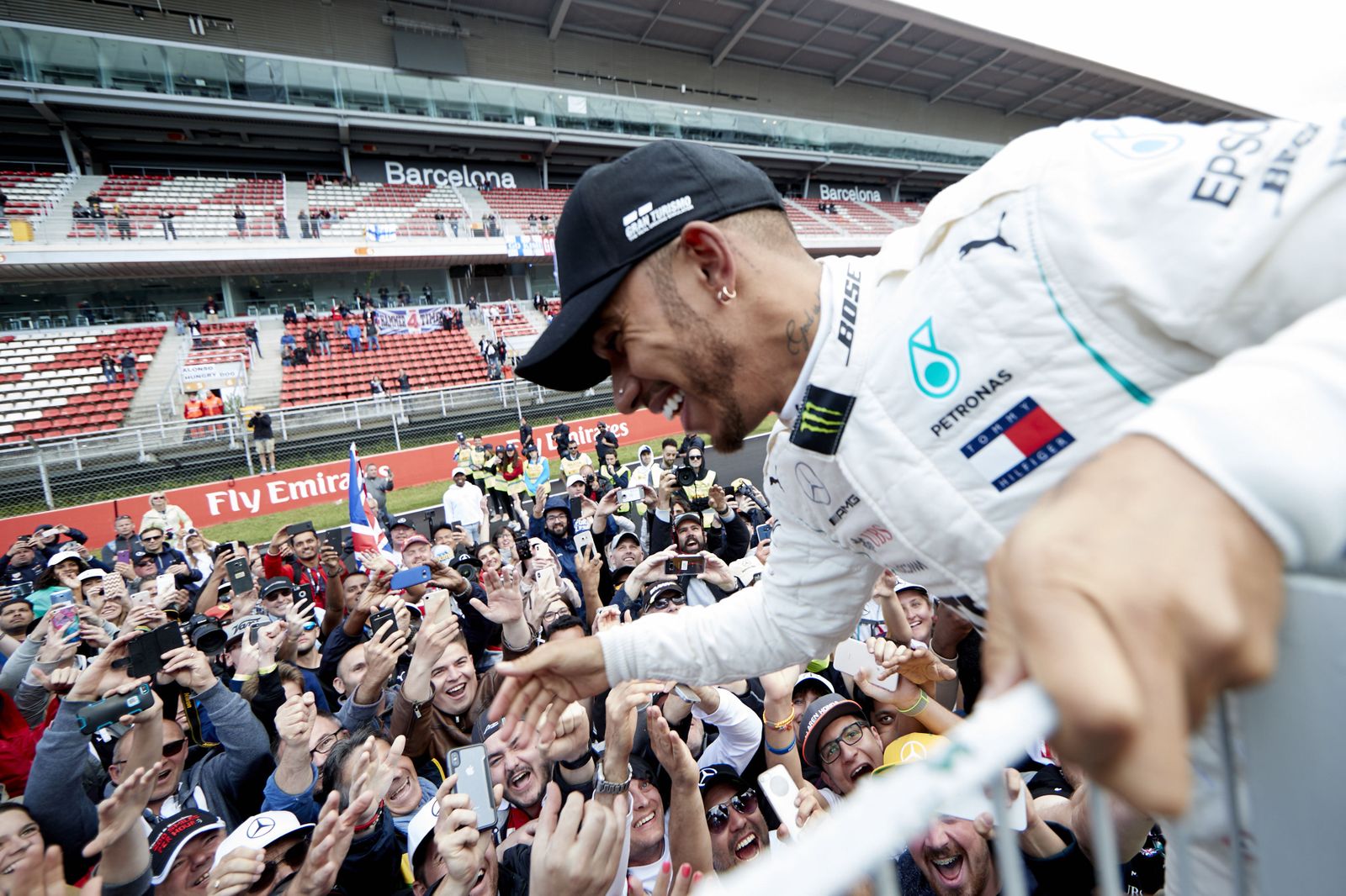 El piloto de Mercedes Lewis Hamilton celebra con sus simpatizantes la victoria en el Gran Premio de España de Formula 1, que se disputó en el circuito de Barcelona-Cataluña.