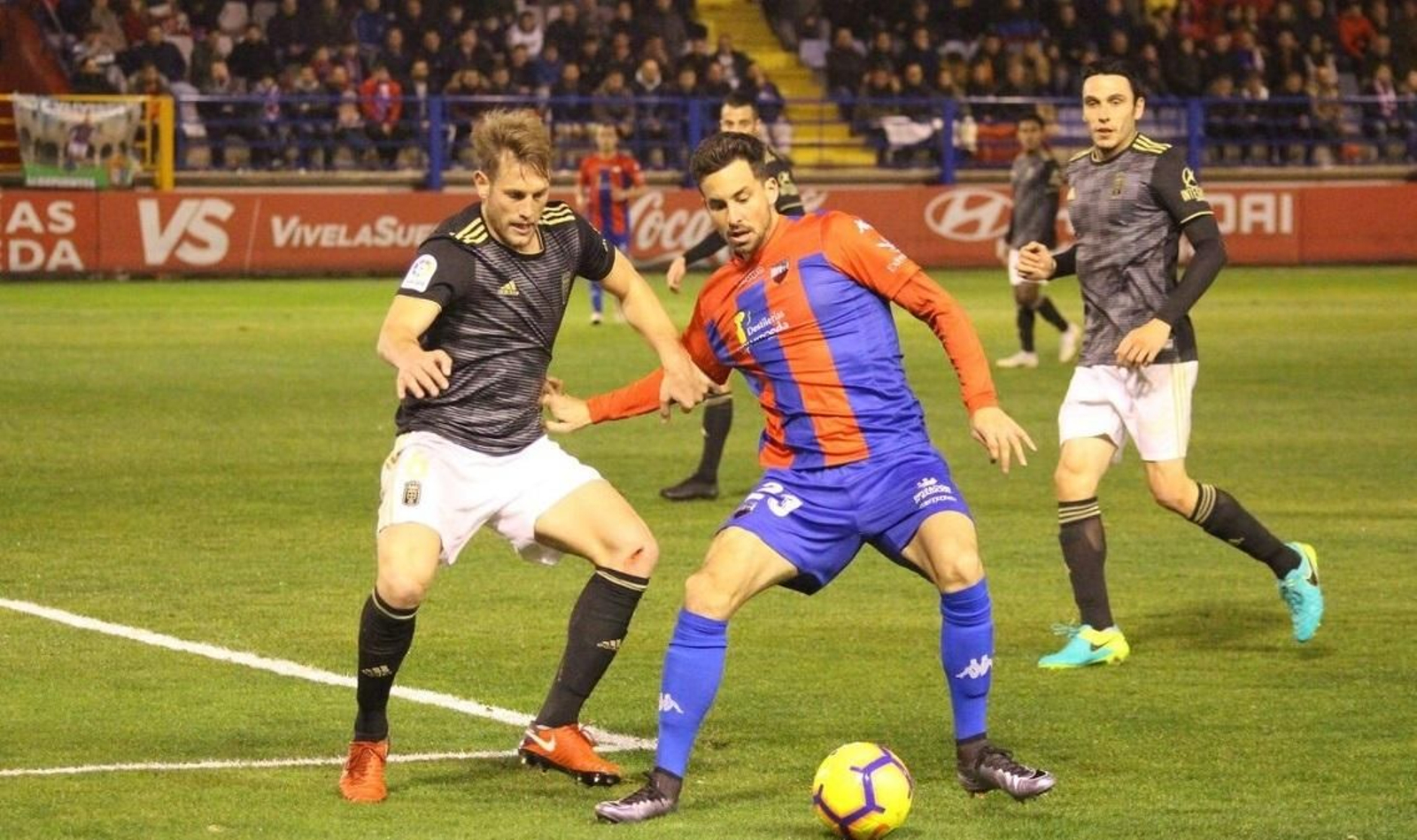 Rennella protege el esférico en un partido con el Extremadura en la presente temporada.