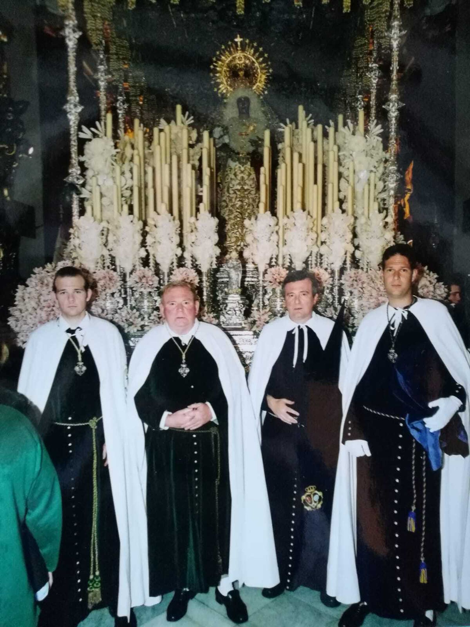 Luis Murillo, segundo por la izquierda, con su hermano Pedro Enrique y sus hijos Felipe y Luis en la Madrugada de 2004.
