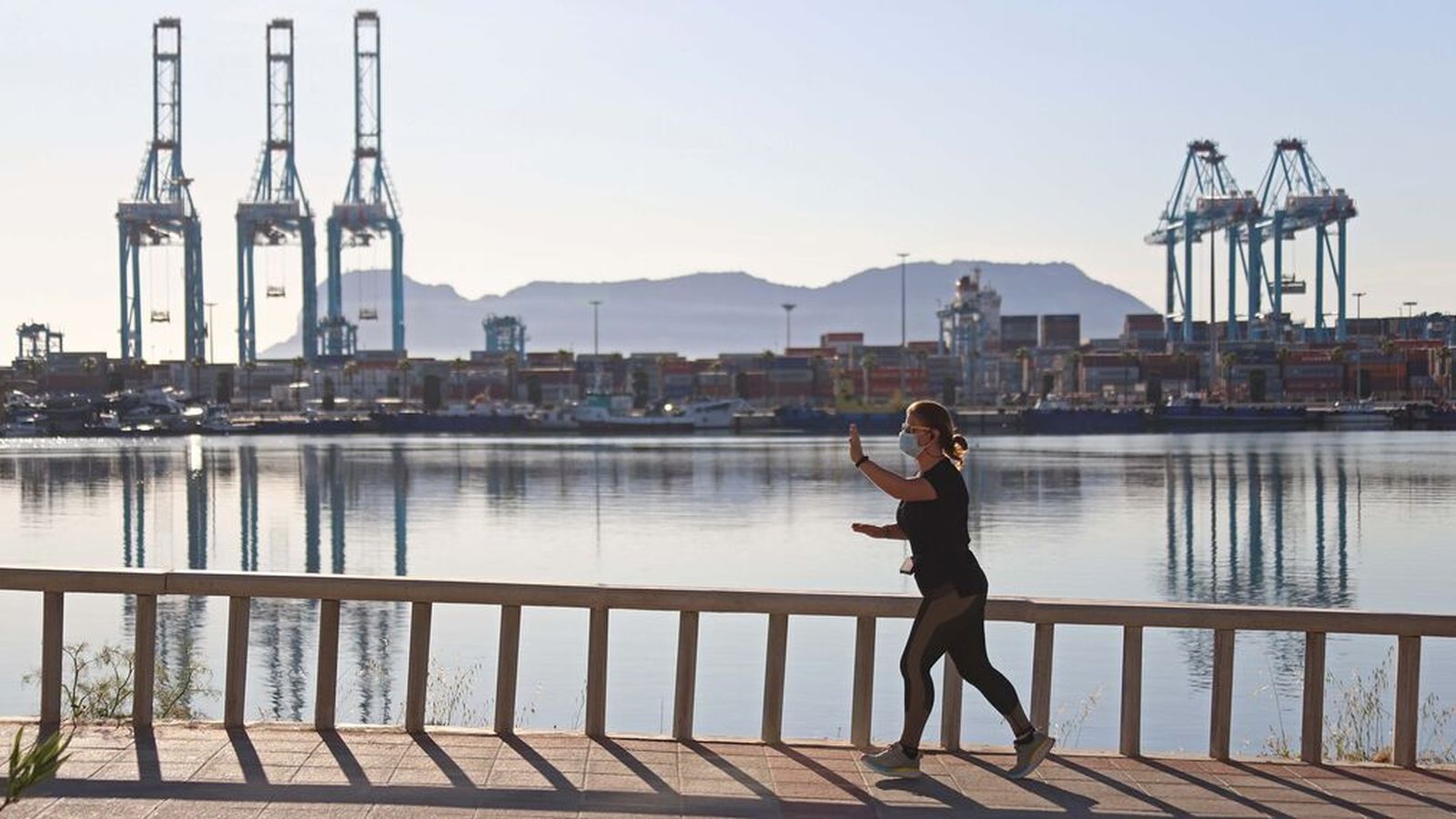 Una mujer practica deporte por el paseo marítimo de Algeciras.