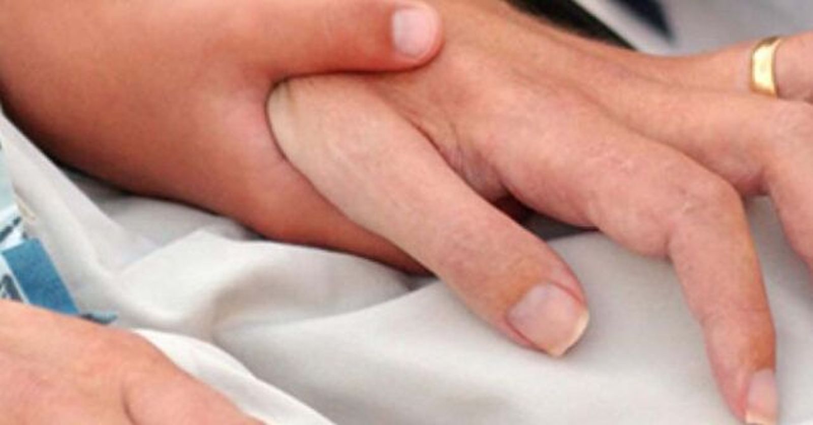 Una persona toma la mano de otra.