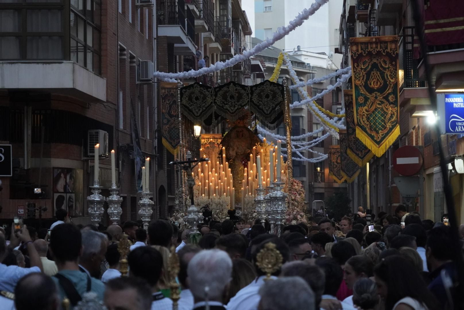 Imágenes de la procesión extraordinaria de la Virgen de la Esperanza por las calles de Huelva